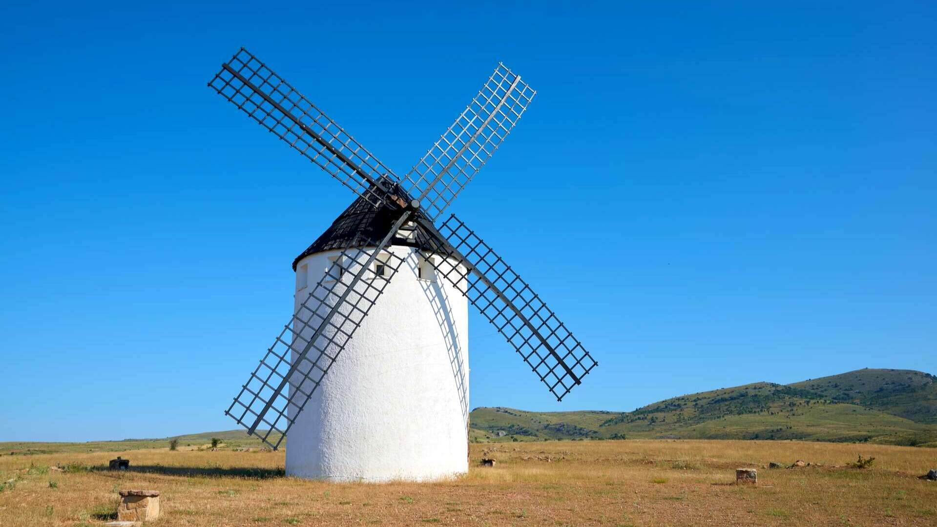 Molino de viento tradicional en Malanquilla, Zaragoza. | Shutterstock