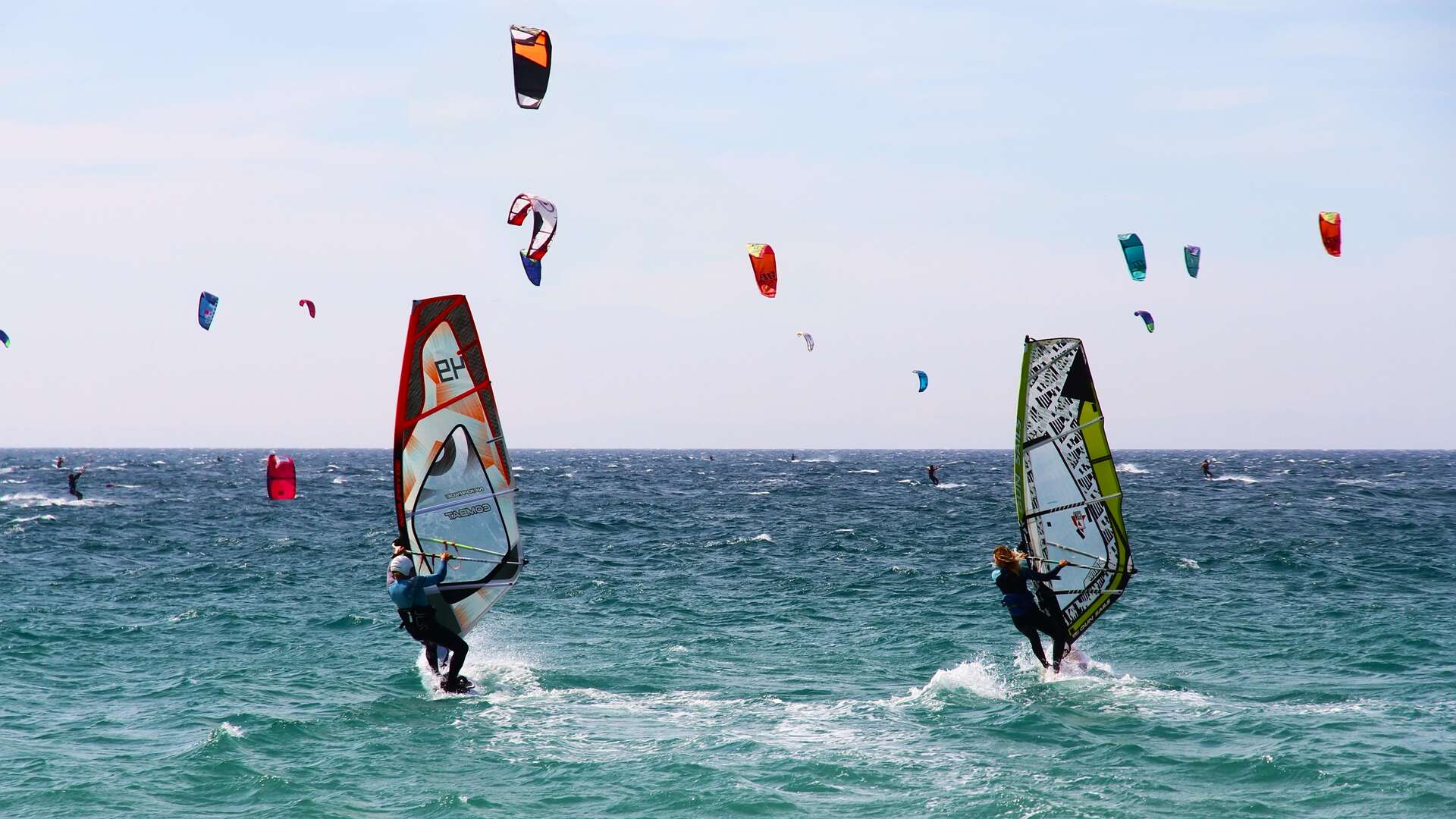 Windsurfers en Punta Paloma, Tarifa. | Dreamstime