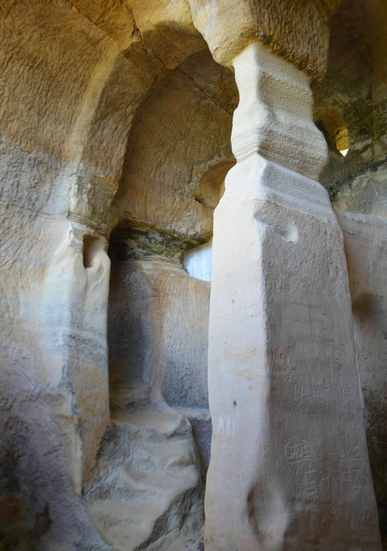 Iglesia rupestre de Presillas. | Josu Aramberri, Wikimedia