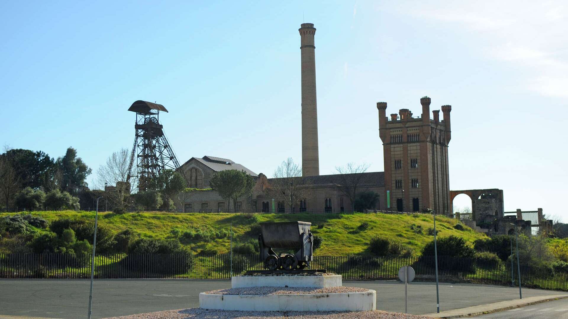 Vagón de minería junto al complejo minero de Villanueva del Río. | Dreamstime
