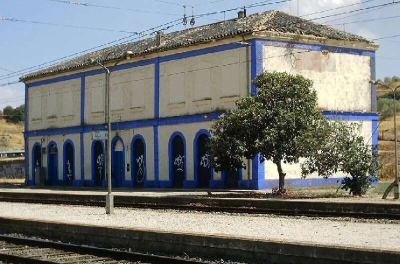 Antigua estación de Vadollano. | Miguel A. Rodríguez, Wikimedia