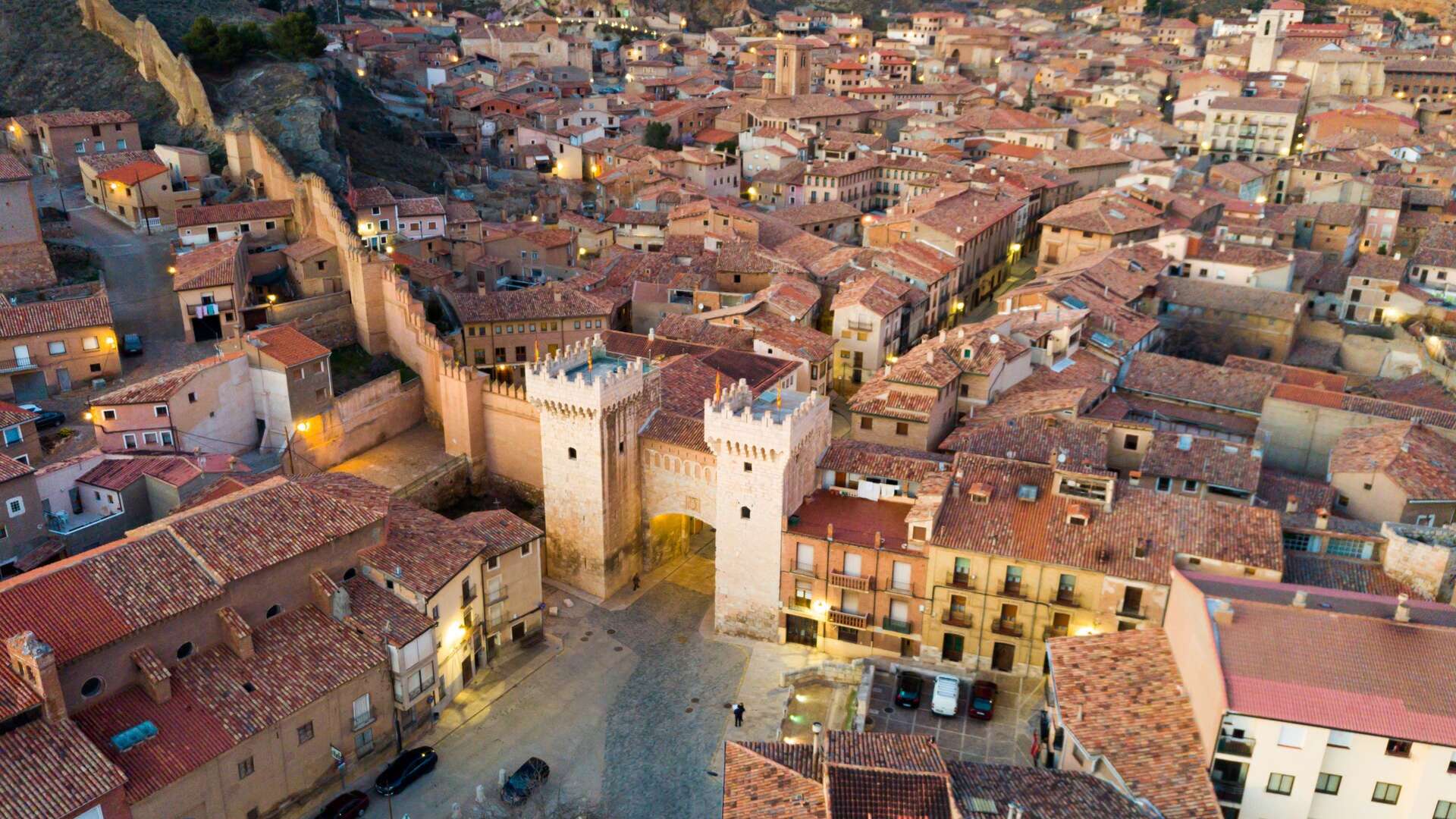 4 daroca puerta baja ciudad medieval shutterstock_1358202167