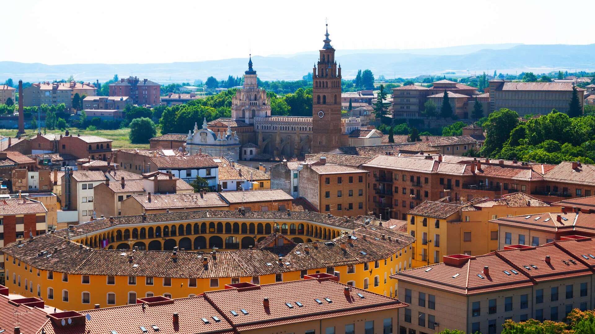 2 casco historico y plaza de toros Tarazona shutterstock_387152581
