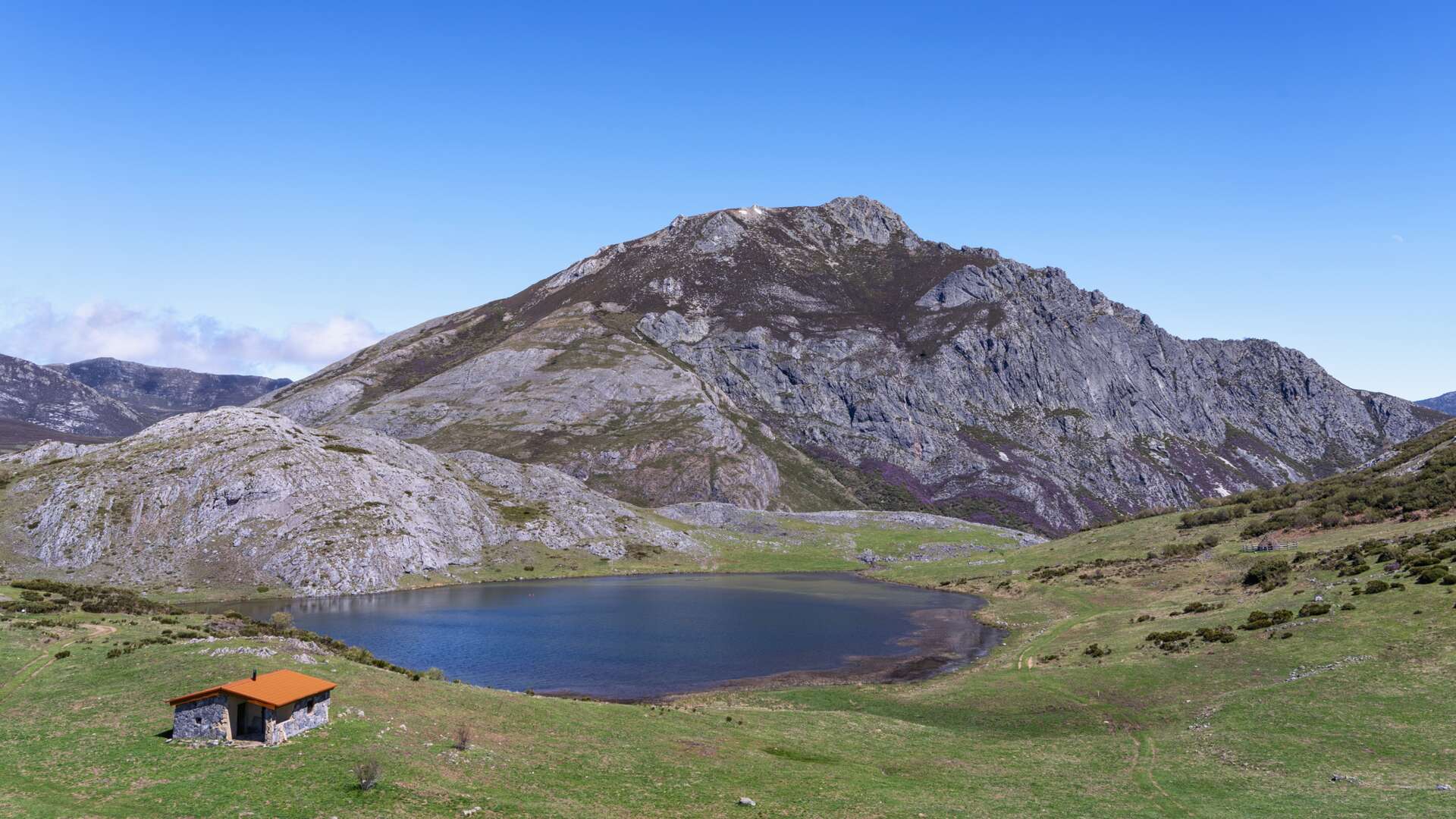 Lago Isoba, en el puerto de San Isidro, Castilla y León. | Dreamstime