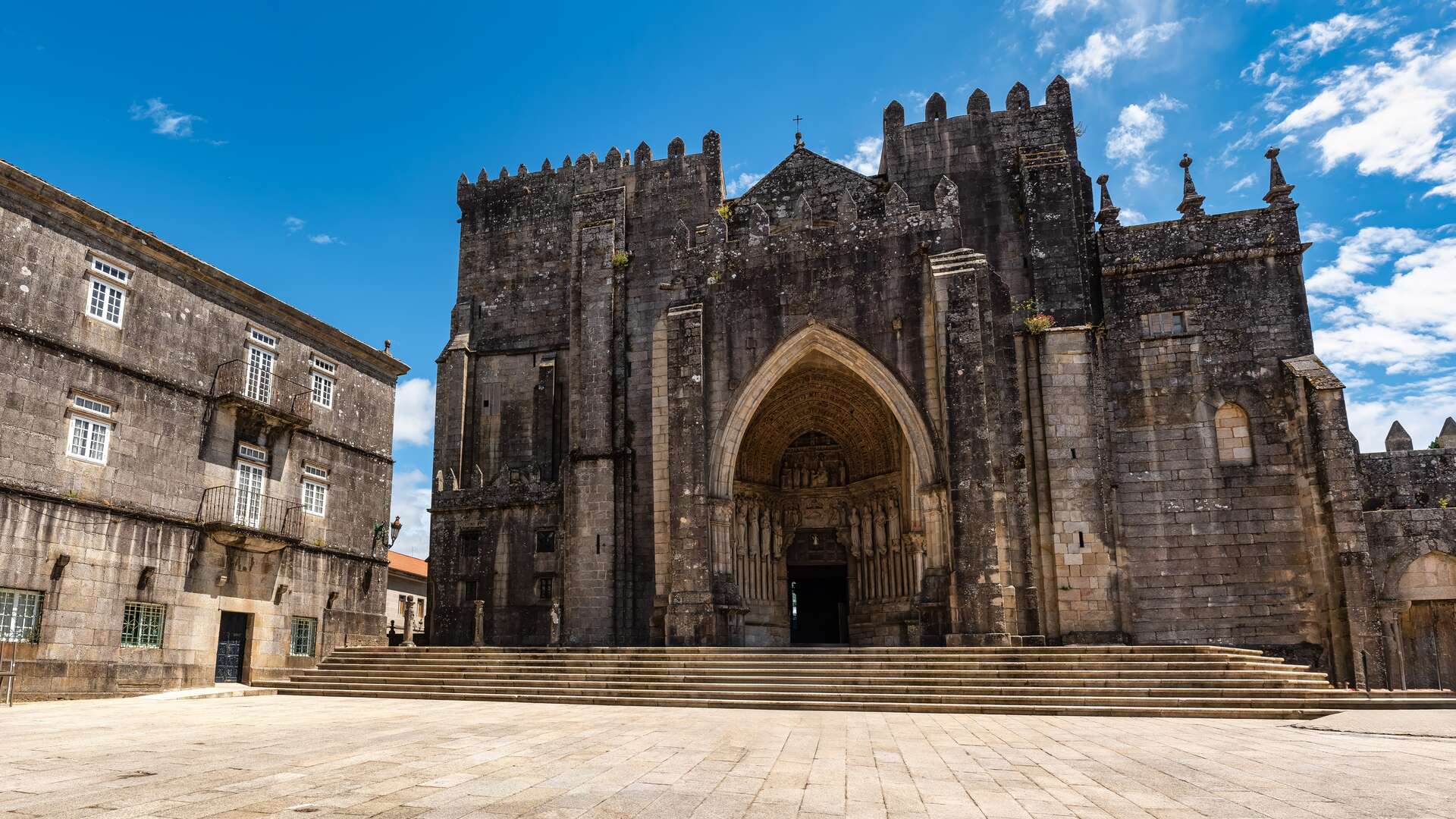 Iglesia de Santa María de Tui, Pontevedra. | Shutterstock