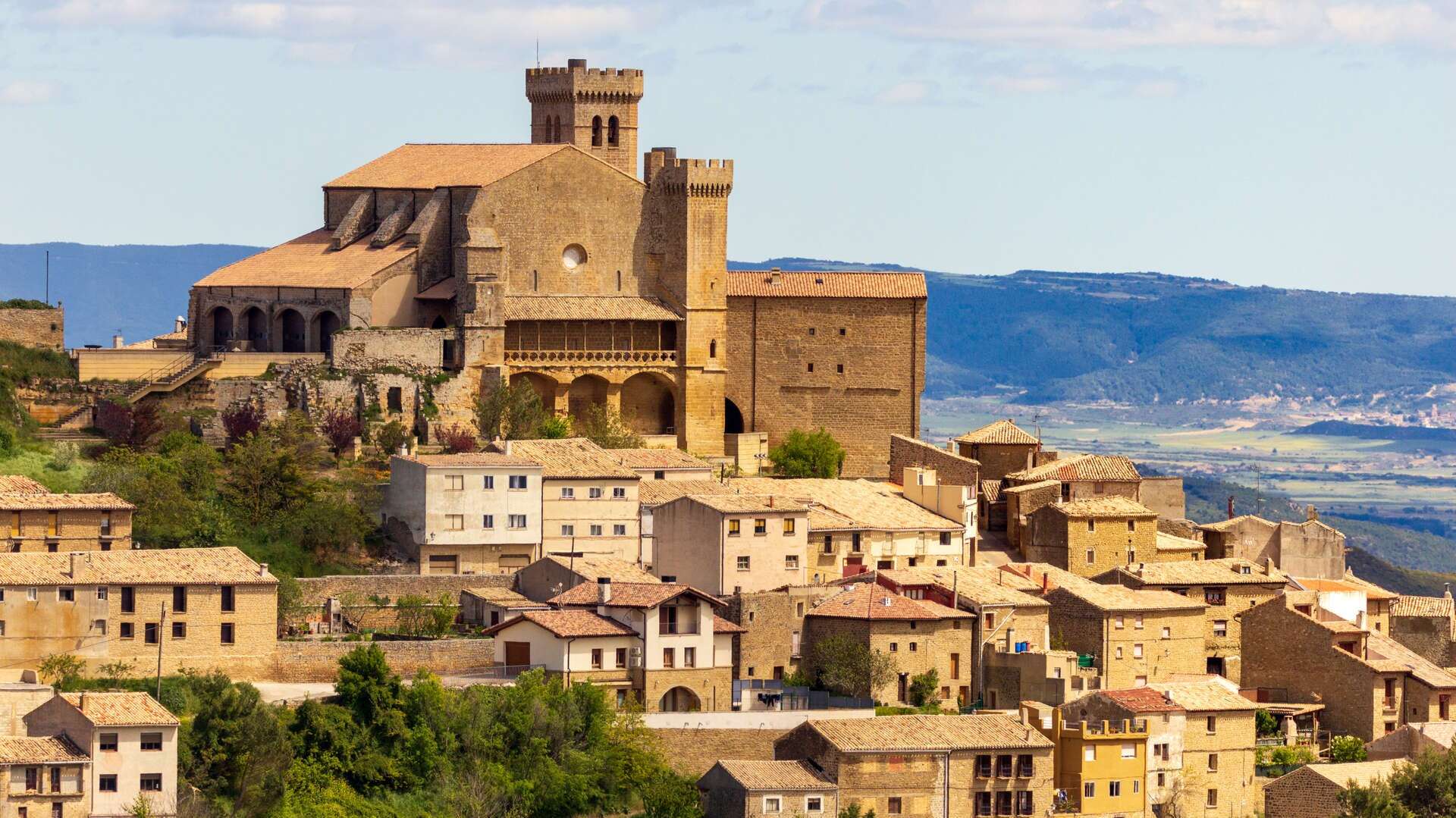 Iglesia-fortaleza de Ujué, Navarra. | Shutterstock