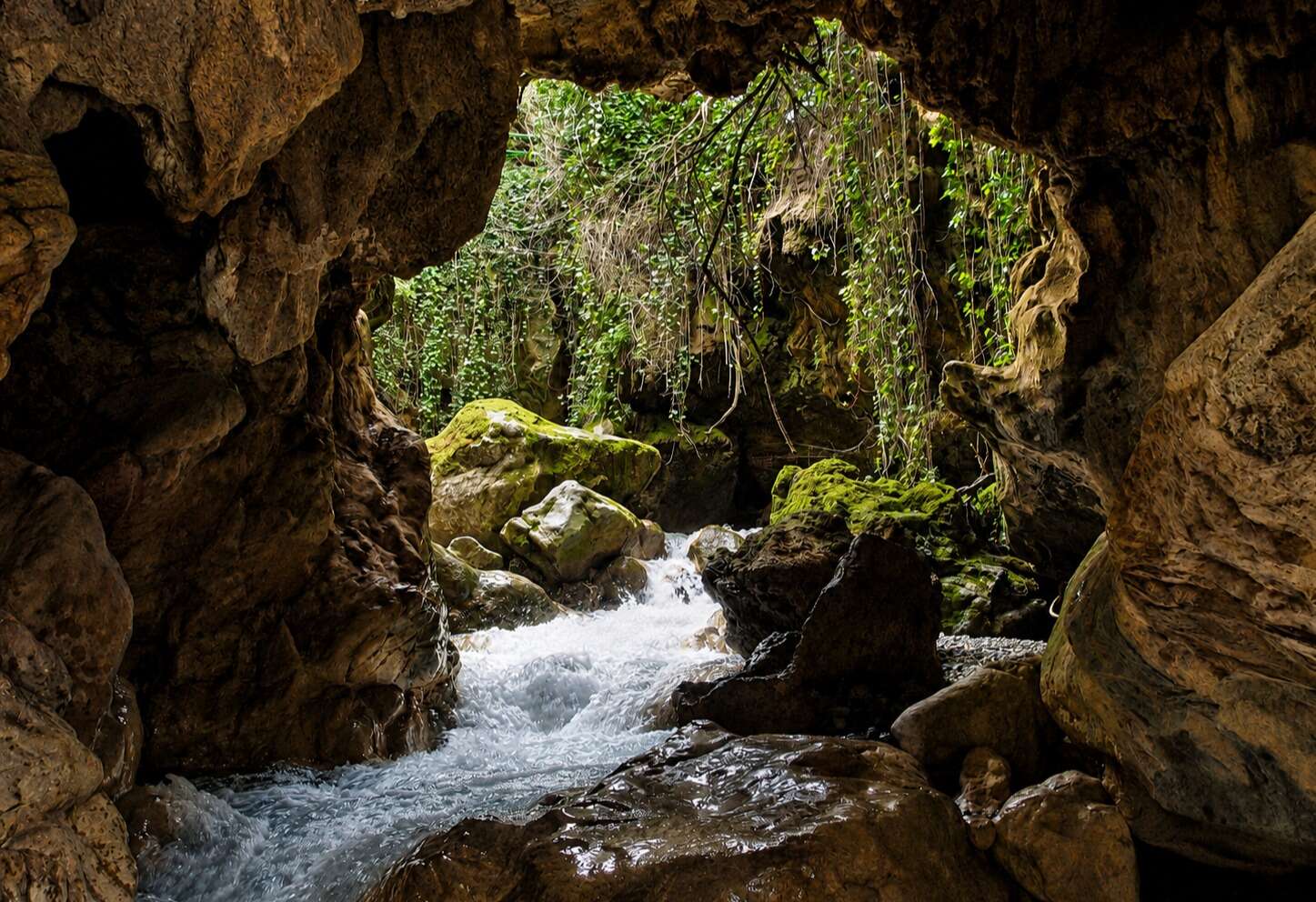 Cueva del Agua del río Cuadros. | Veiticuatro de Jahén, Wikimedia