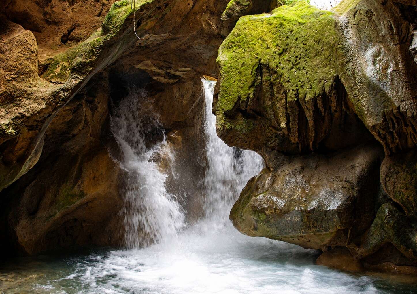Cascada de agua en la cueva del Agua del río Cuadros. | Veinticuatro de Jahén, Wikimedia