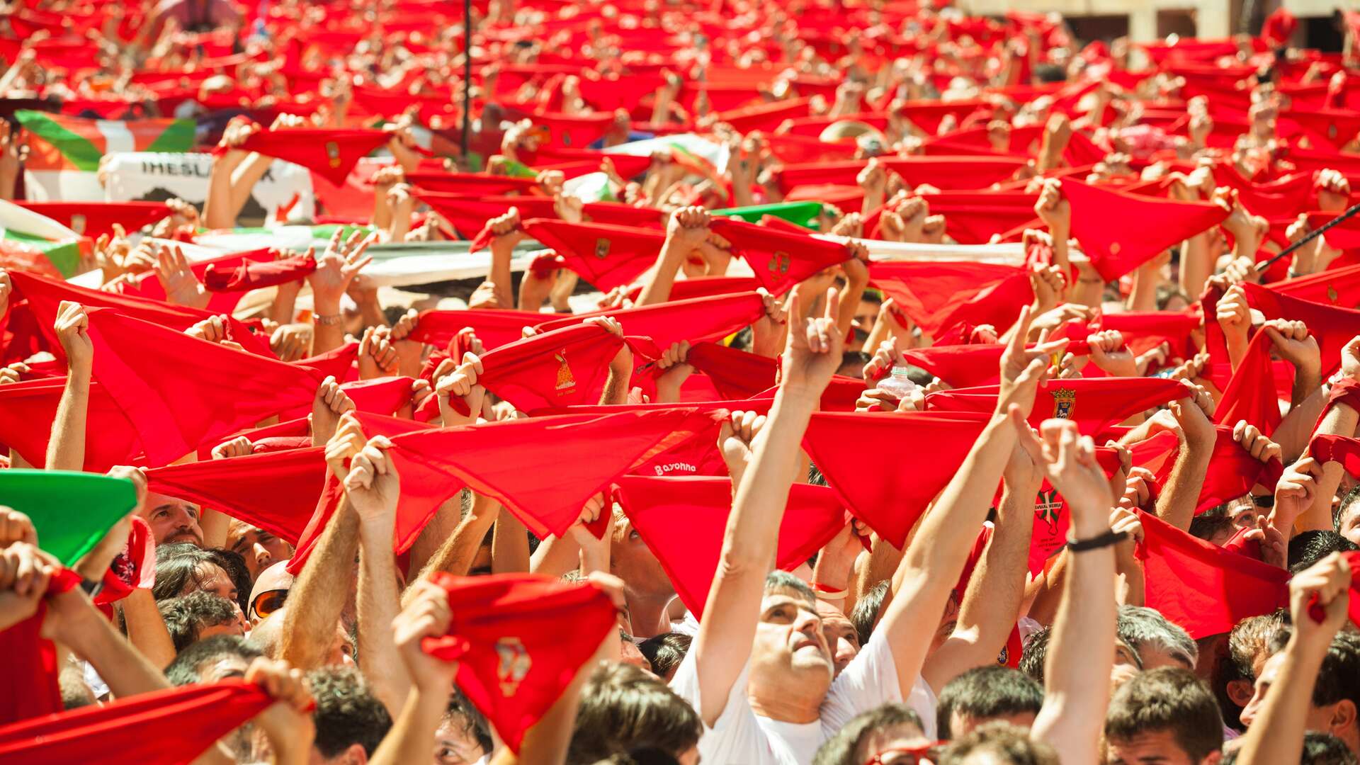 Pañuelos rojos en San Fermín. | Shutterstock