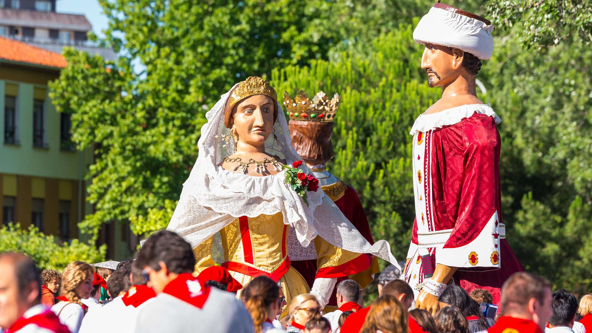 Gigantes y cabezudos en San Ferín, Pamplona. | Shutterstock