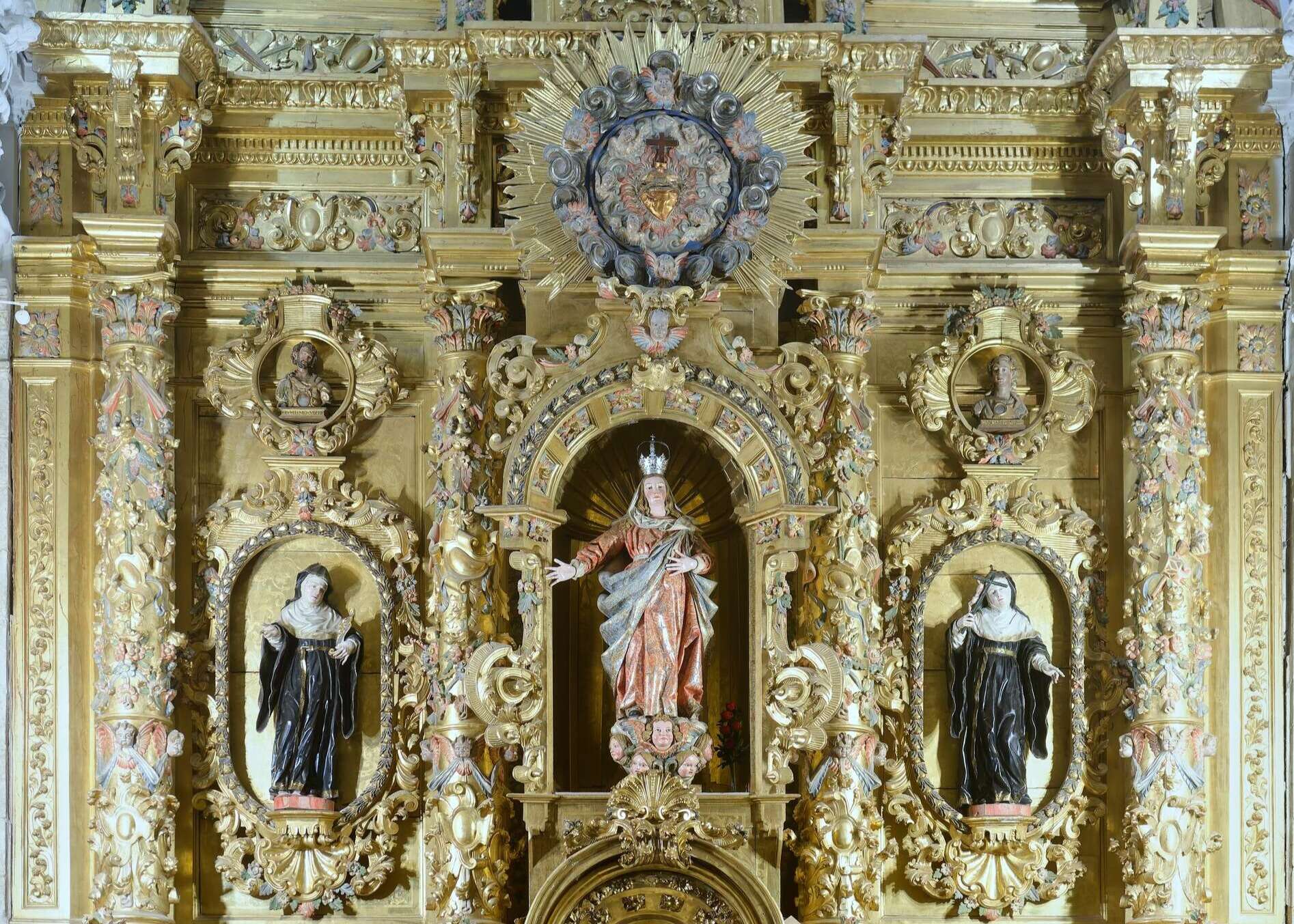 El retablo mayor de la catedral la Bella Desconocida, Paelencia. | Shutterstock