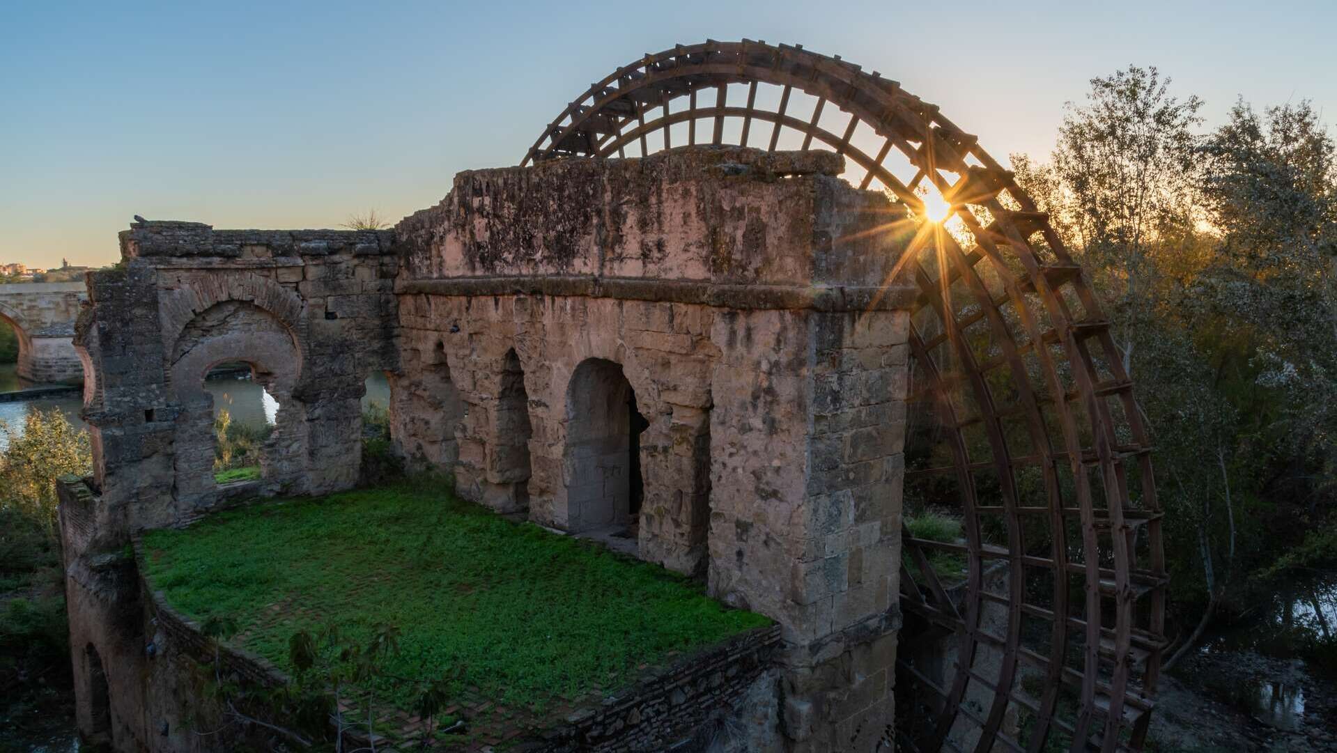 Vestigios del Molino de la Albolafia, en el río Guadalquivir. | Shutterstock