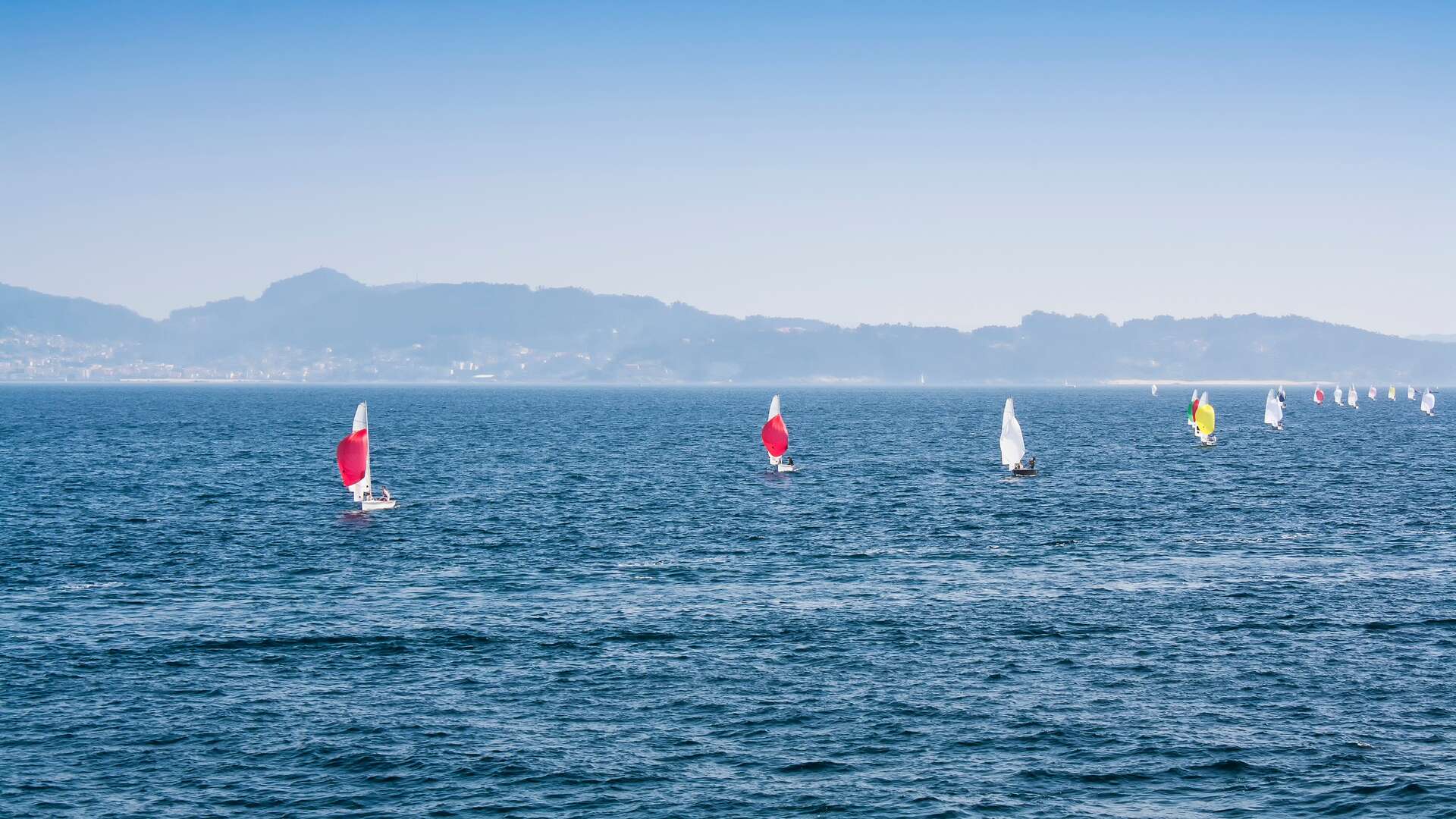 Regata de barcos en Sanxenxo, Pontevedra. | Shutterstock