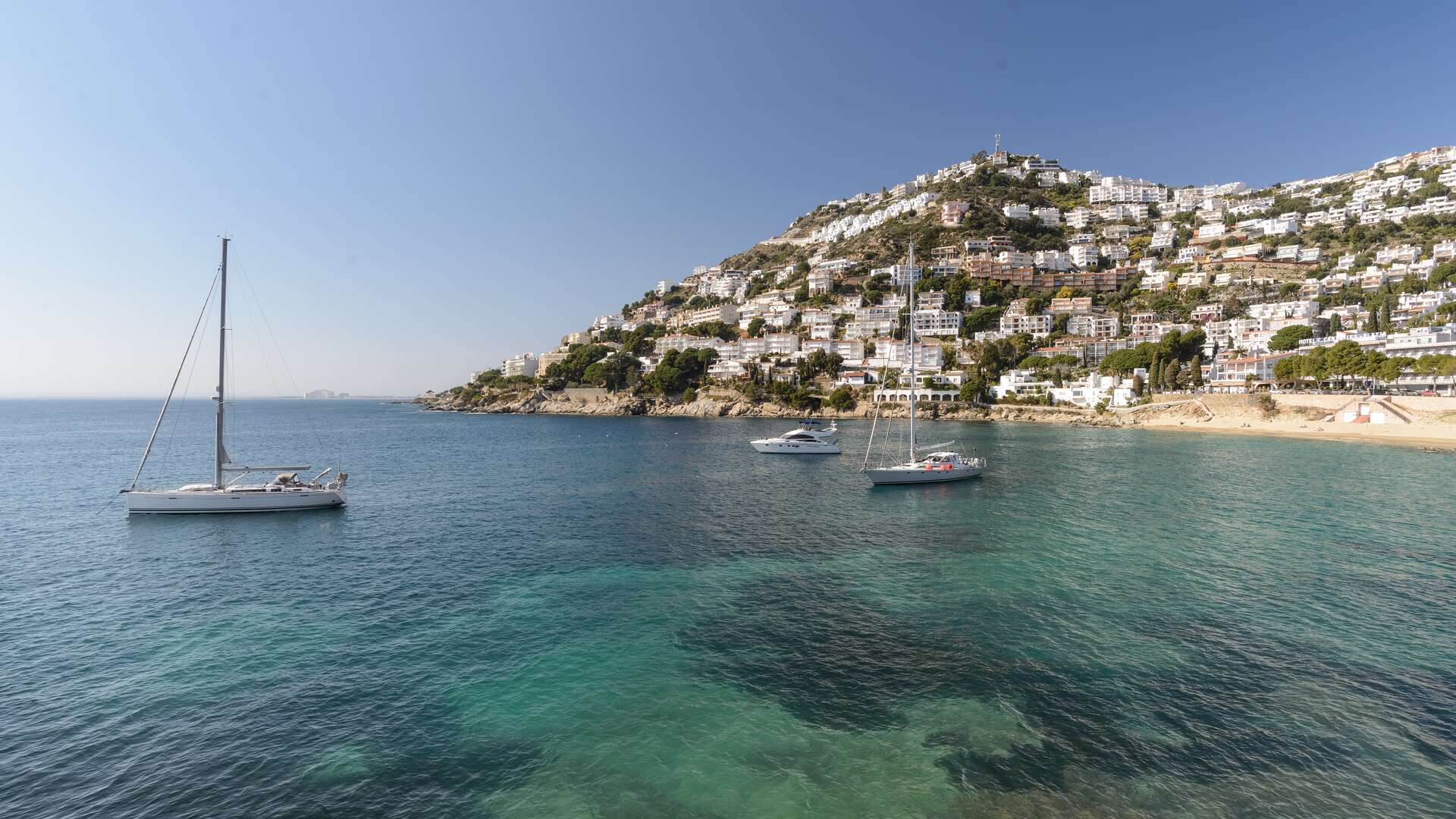 Playa de Roses en la Costa Brava. | Shutterstock