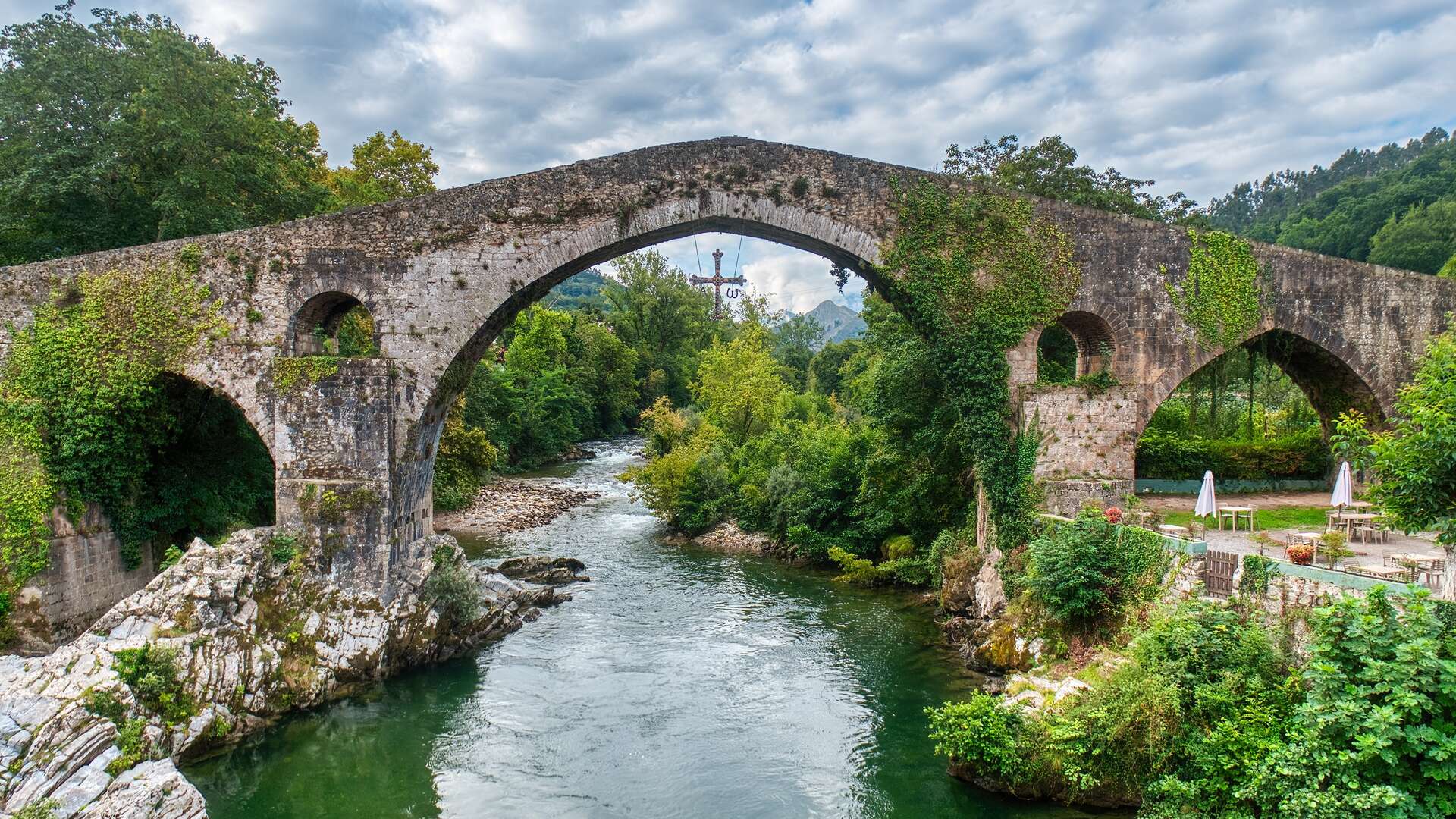 Puente romano de Cangas de Onís, Asturias. | Shutterstock