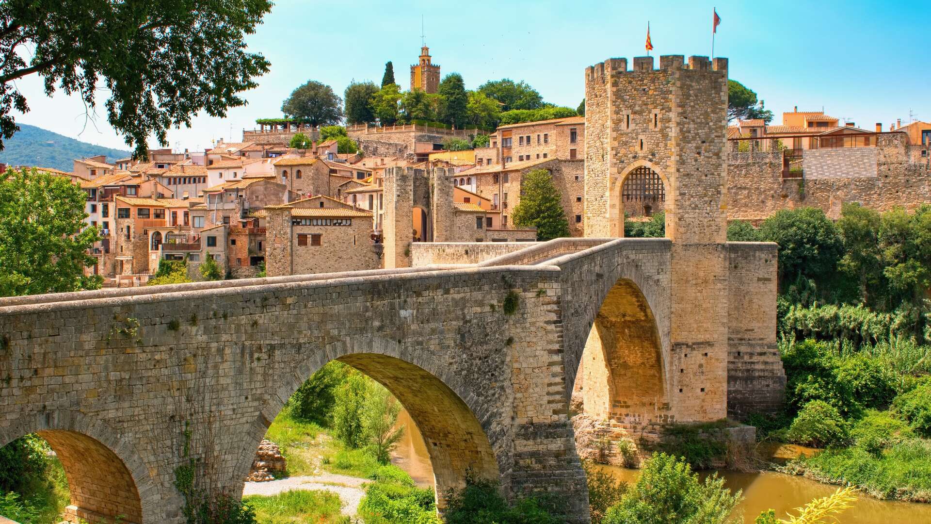 Puente fortificado de Besalú, Girona. | Shutterstock