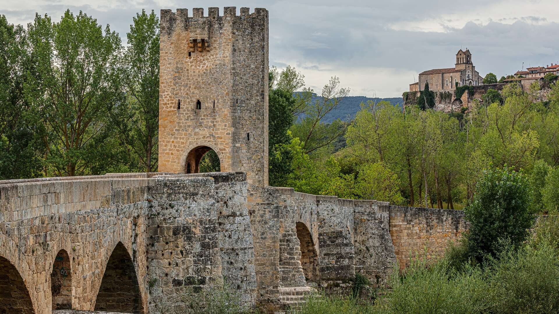 Puente medieval de Frías, Burgos. | Shutterstock