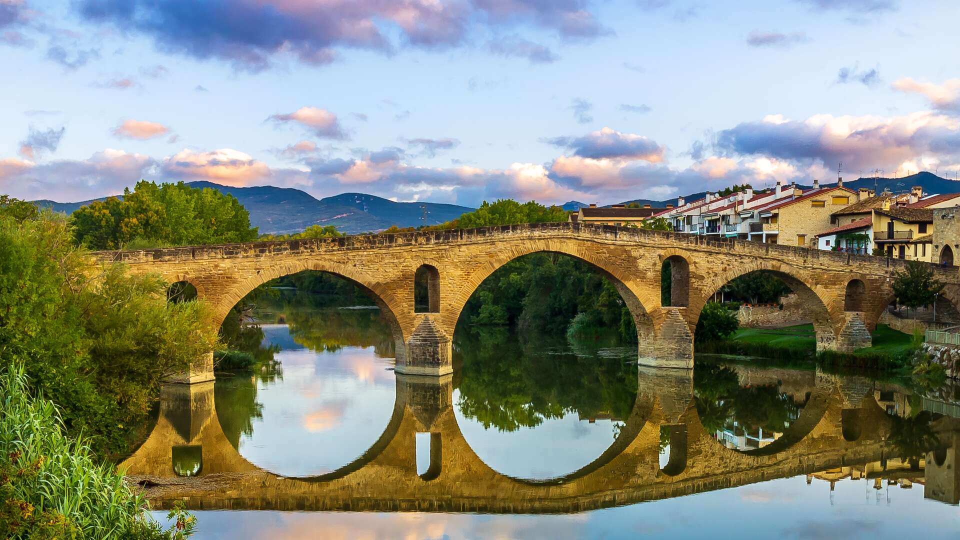 Puente de la Reina, símbolo del Camino de Santiago, Navarra. | Shutterstock