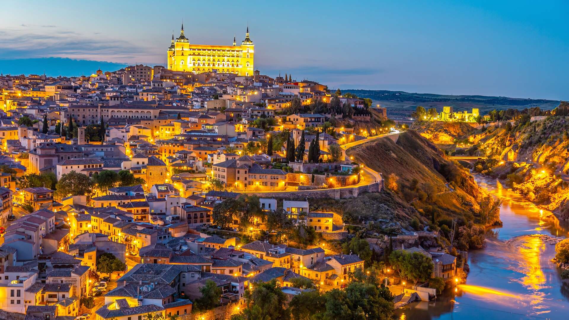 Vista aérea de la ciudad de Toledo por la noche. | Shutterstock
