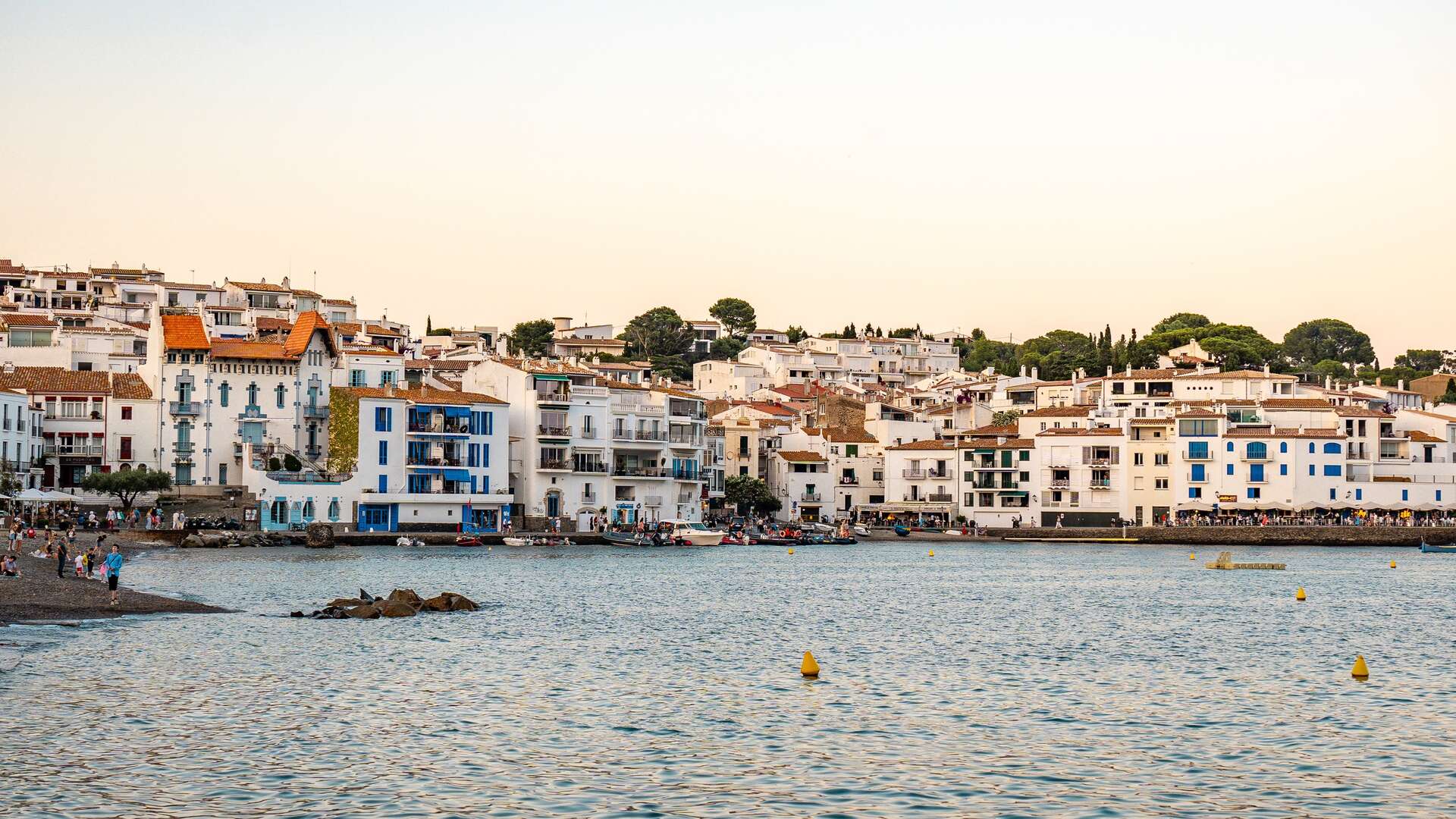 Casas blancas a las orillas, en Cadaqués. | Shutterstock