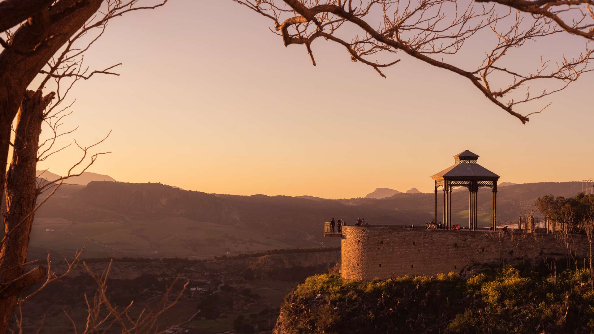Mirador en Ronda al atardecer, Málaga. | Shutterstock