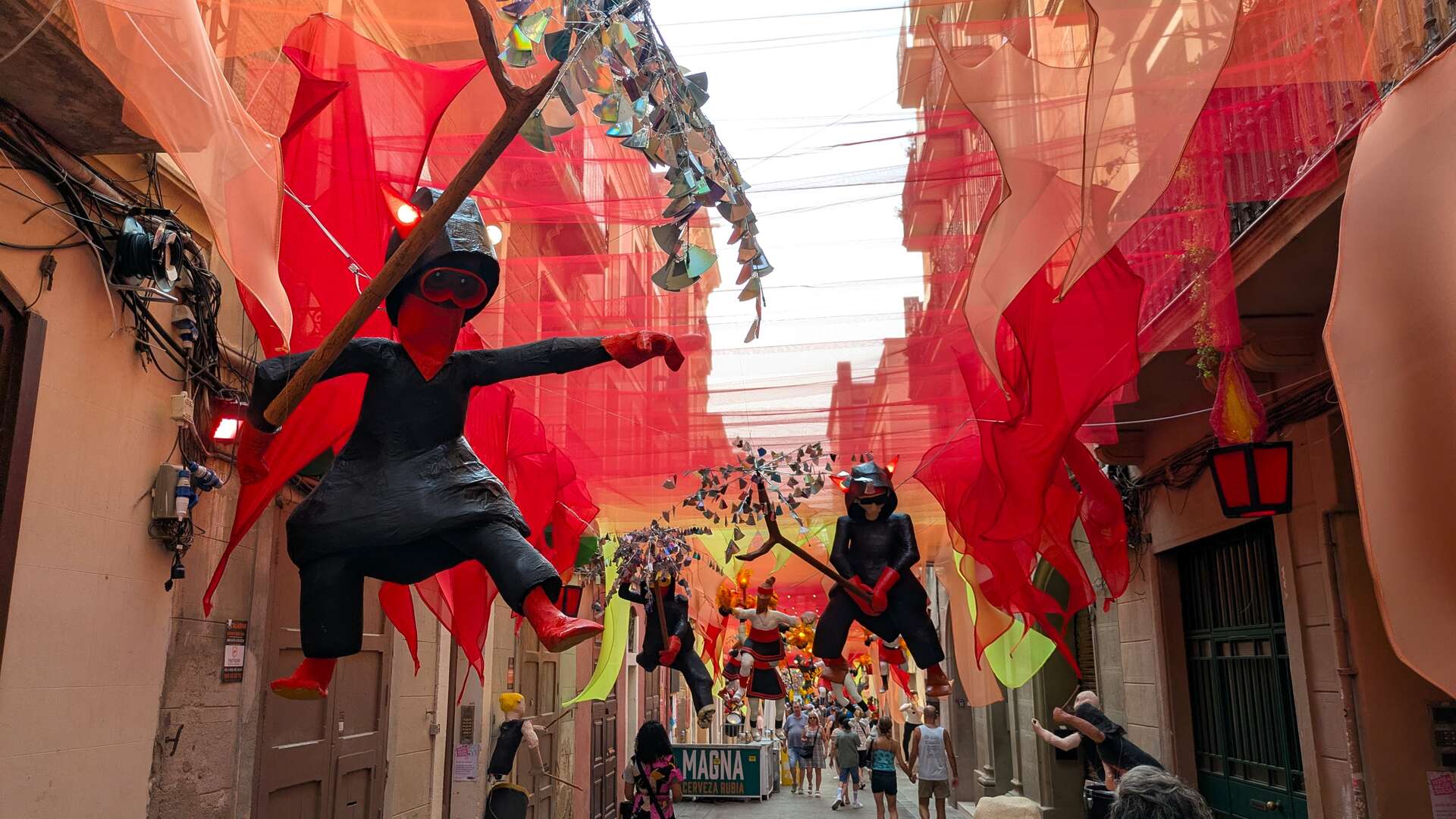 Calles decoradas durante la Fiesta Mayor de Gràcia, en Barcelona. | KRLS, Wikimedia