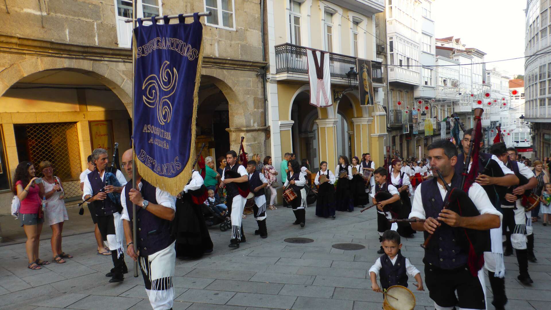Gaiteros en las Fiestas de San Roque, en Betanzos. | Carñps Teixedor Cadenas, Wikimedia