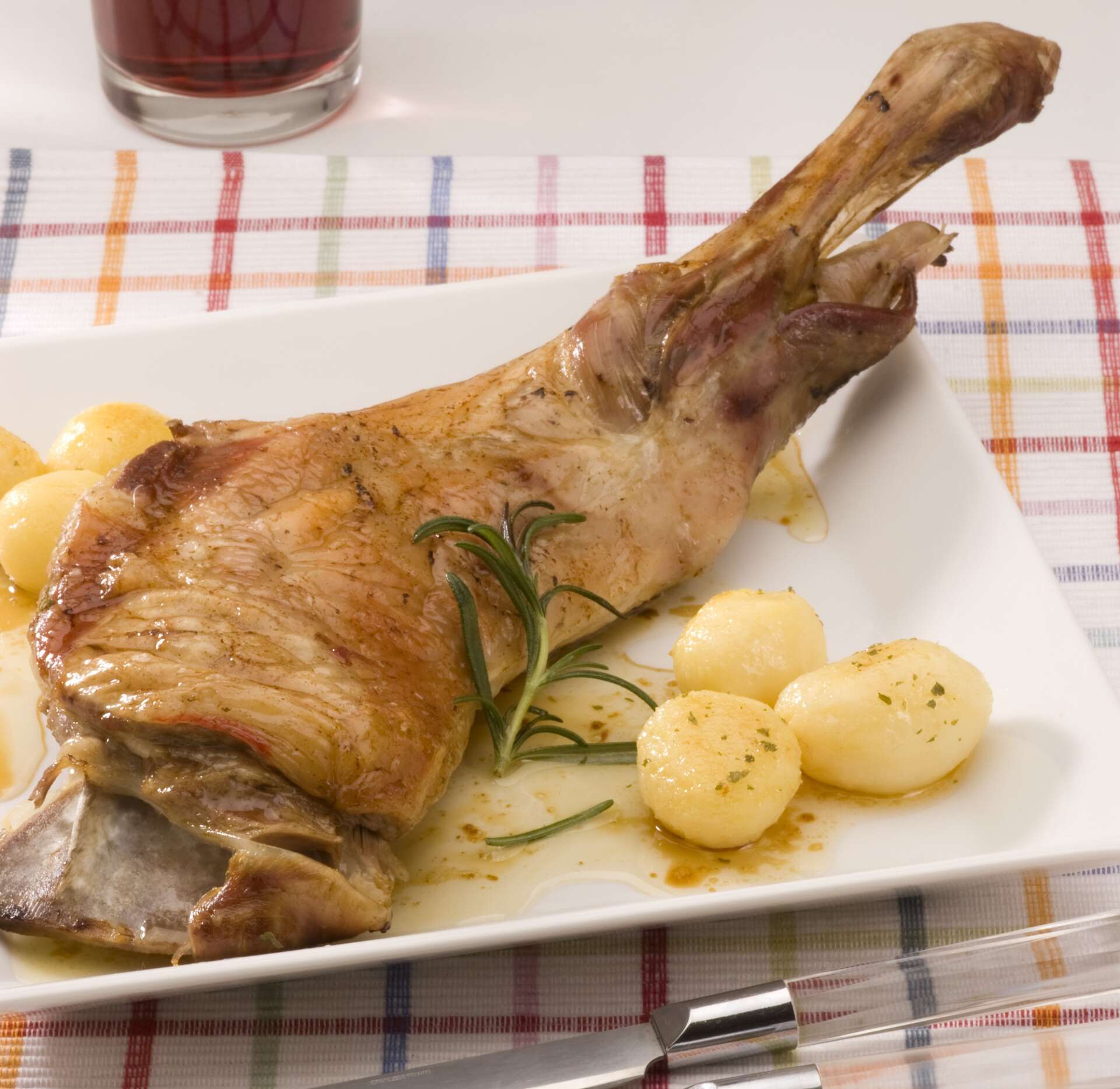 Cordero al horno con patatas y romero. | Dreamstime