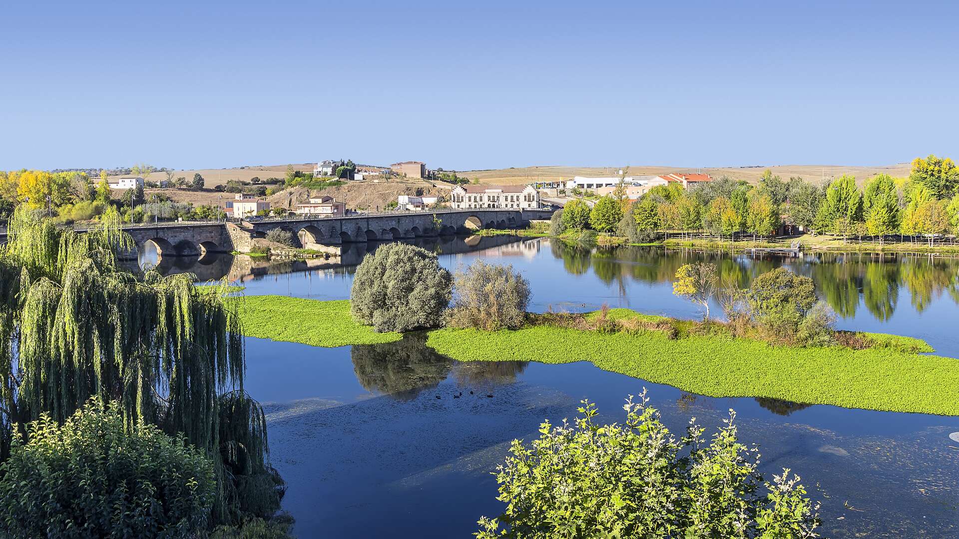 La ribera del río en Alba de Tormes. | Dreamstime