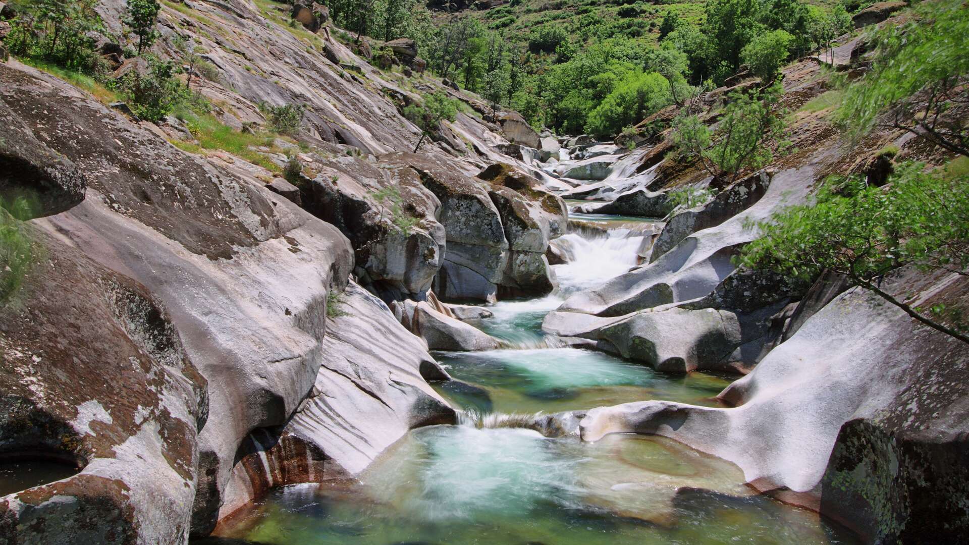 Caminata a Los Pilos por la Garganta de los Infiernos, Extremadura. | Shutterstock