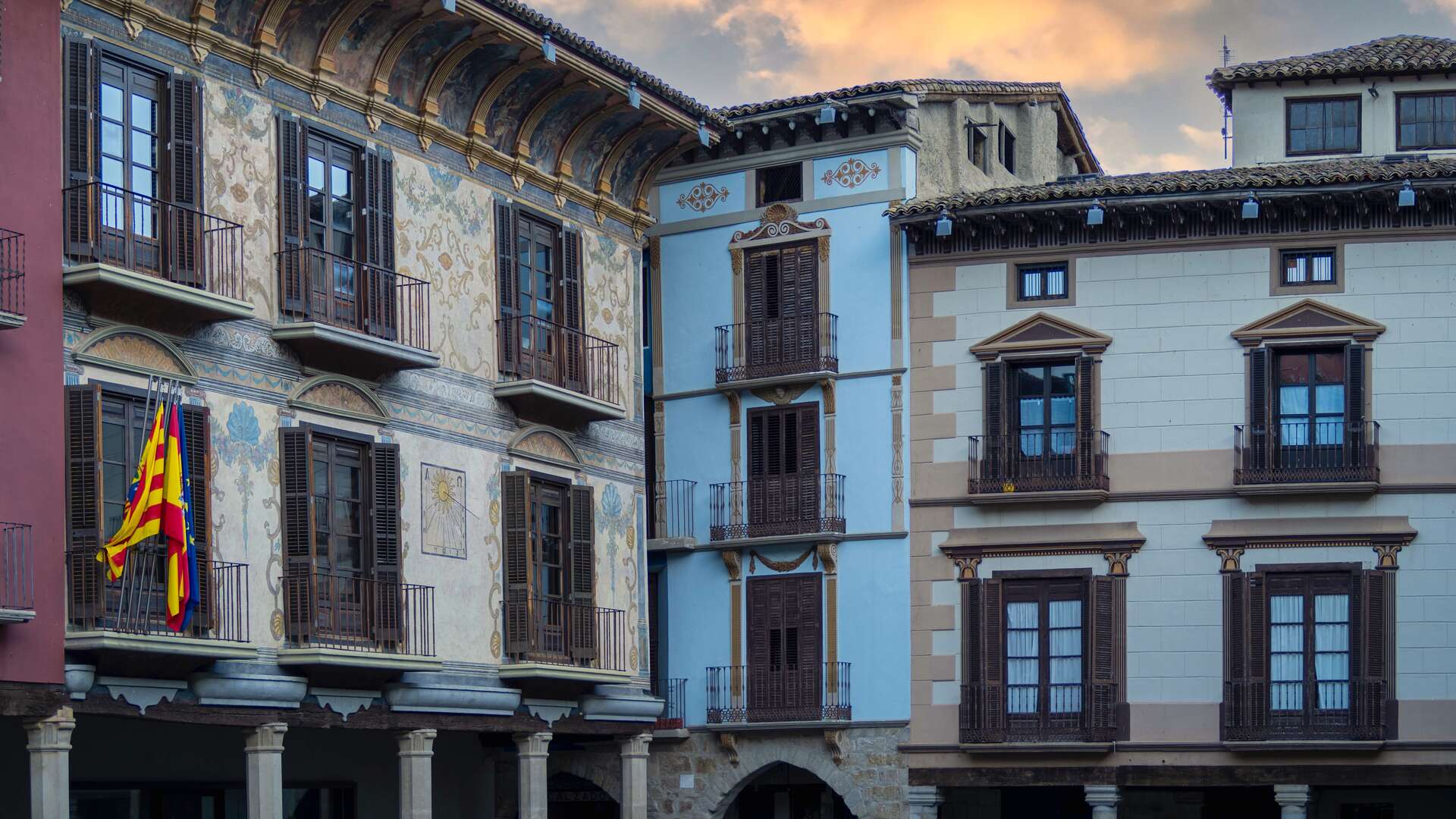 Plaza Mayor de Graus, Aragón.| | Shutterstock