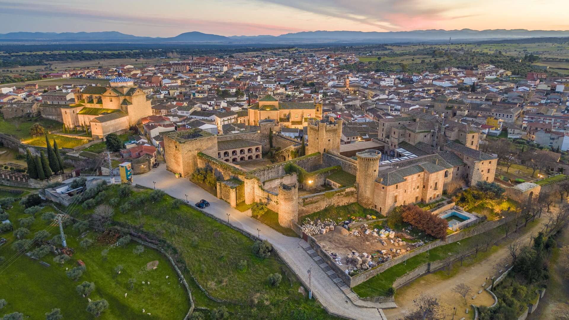 Vista aérea del castillo, los palacios y el casco urbano de Oropesa.  | Shutterstock