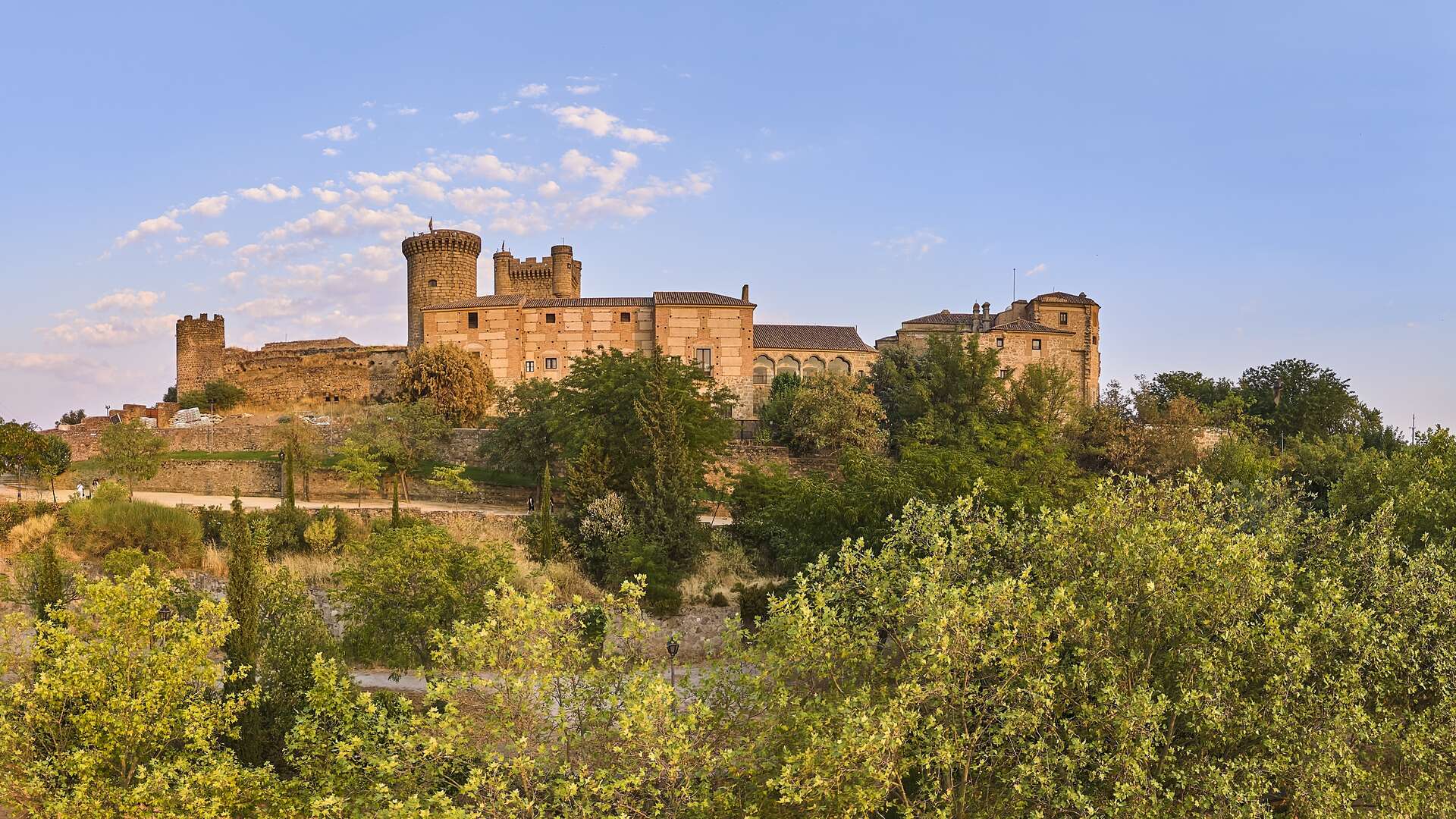 El castillo y el palacio de los condes de Oropesa dominan el paisaje del oeste de Toledo. | Shutterstock