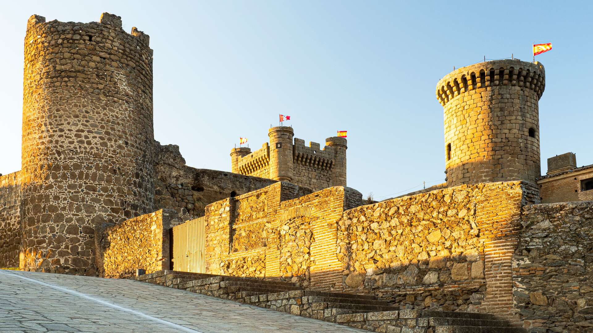 Las murallas y torres del castillo de Oropesa conservan las huellas de sus diferentes etapas constructivas. | Shutterstock