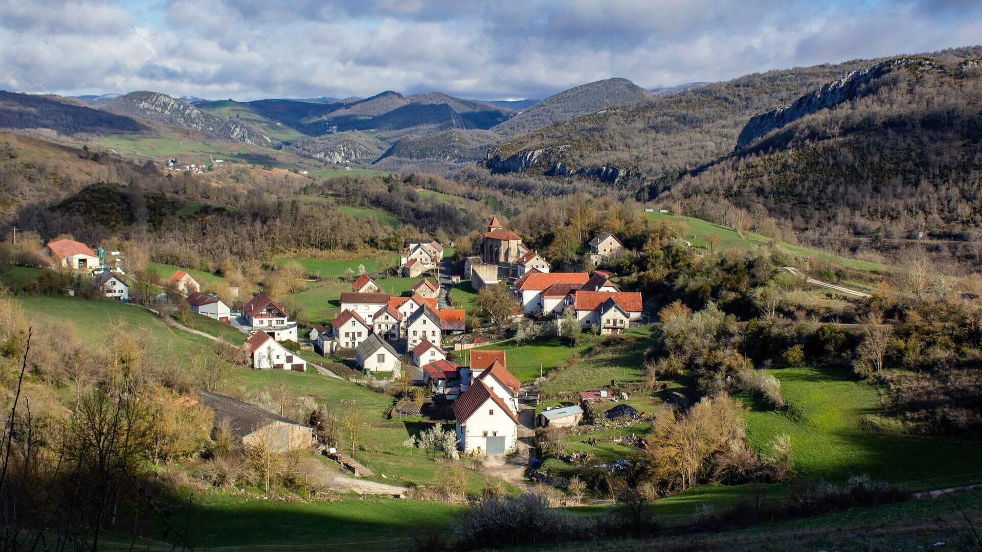 Pirineo navarro, pueblo de Abaurrea Baja. | Shutterstock