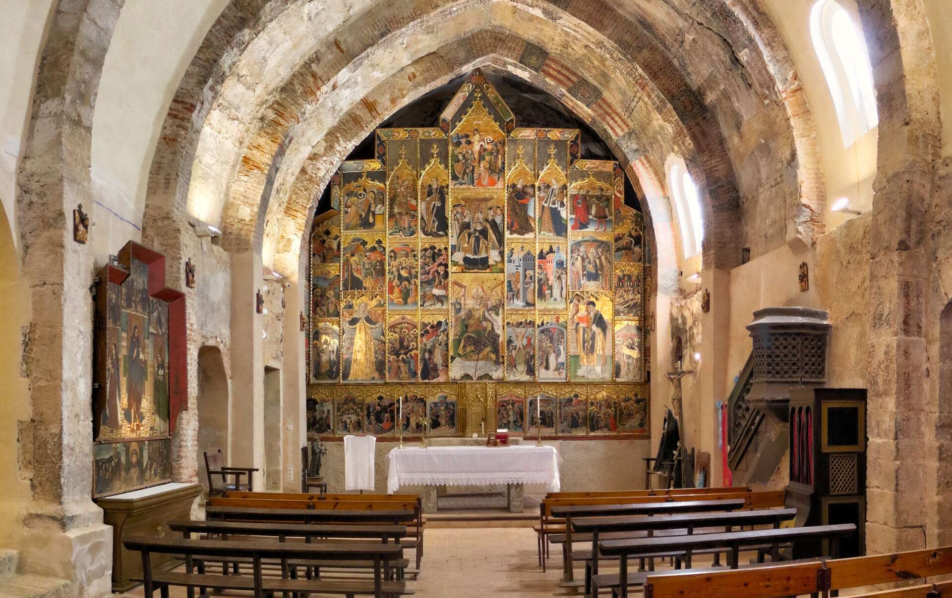 Retablo gótico en la Iglesia de San Blas. | Shutterstock