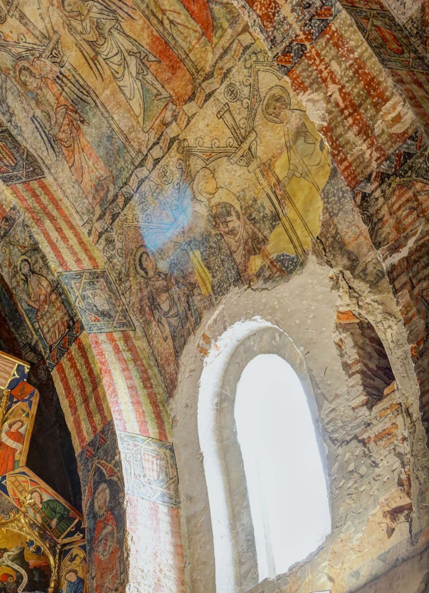 Detalles de uno de los mejores ejemplos del arte gótico aragonés en la Iglesia de San Blas. | Shutterstock