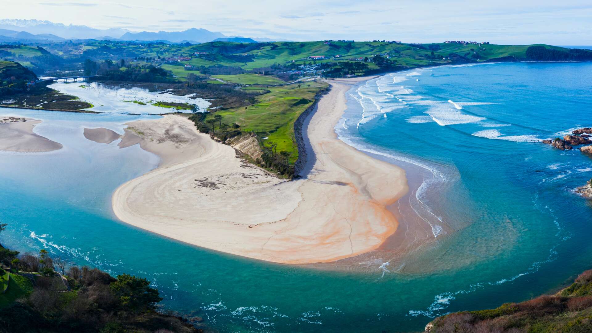Vista aérea de la playa de Rabia y de la cala del Capitolio en el Parque Natural de Oyambre. | Shutterstock