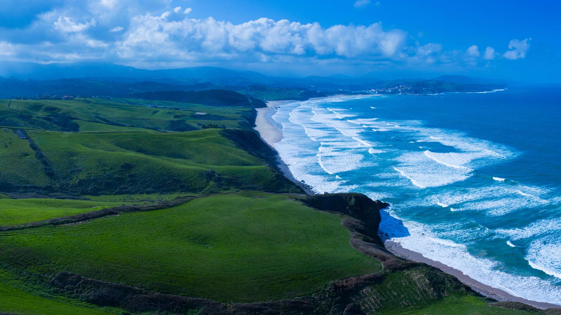 Vista panorámica del Parque Natural de Oyambre, municipio de San Vicente de la Barquera. | Shutterstock