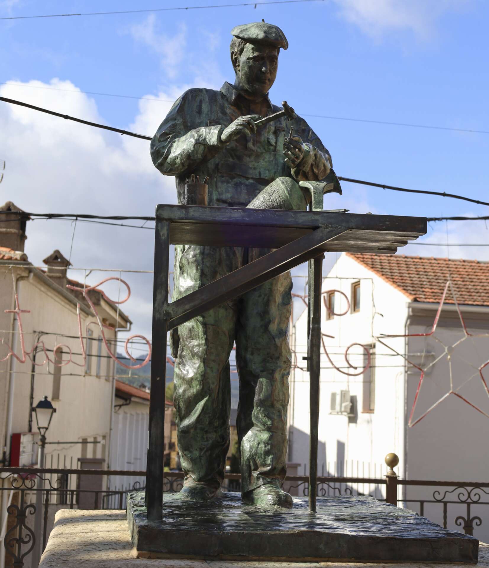 Escultura conmemorativa a los trabajadores de la fábrica de bronce de Riópar. | Dreamstime