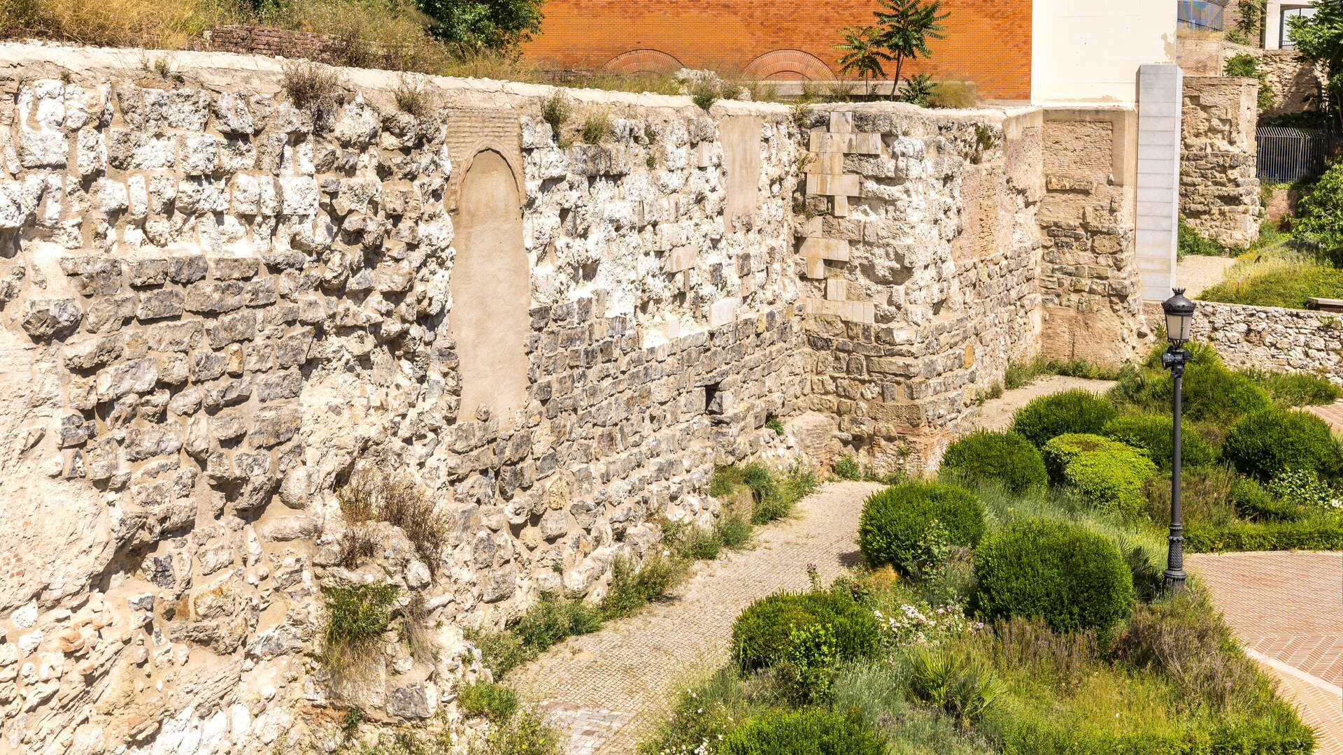 Detalle de la muralla islámica conservada en el parque del Emir Mohamed I, junto a la Cuesta de la Vega. | Dreamstime