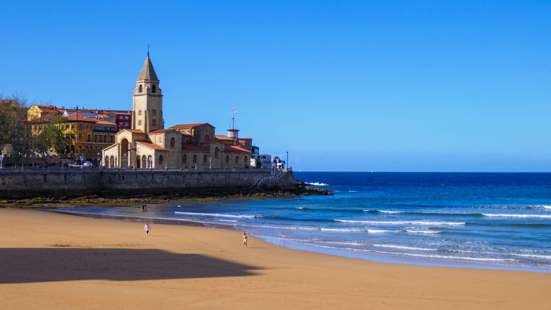 Playa de San Lorenzo e iglesia de San Pedro, en Gijón, destino de la etapa del Camino del Norte que supera el Alto de la Cruz y el Alto del Infanzón. | Shutterstock