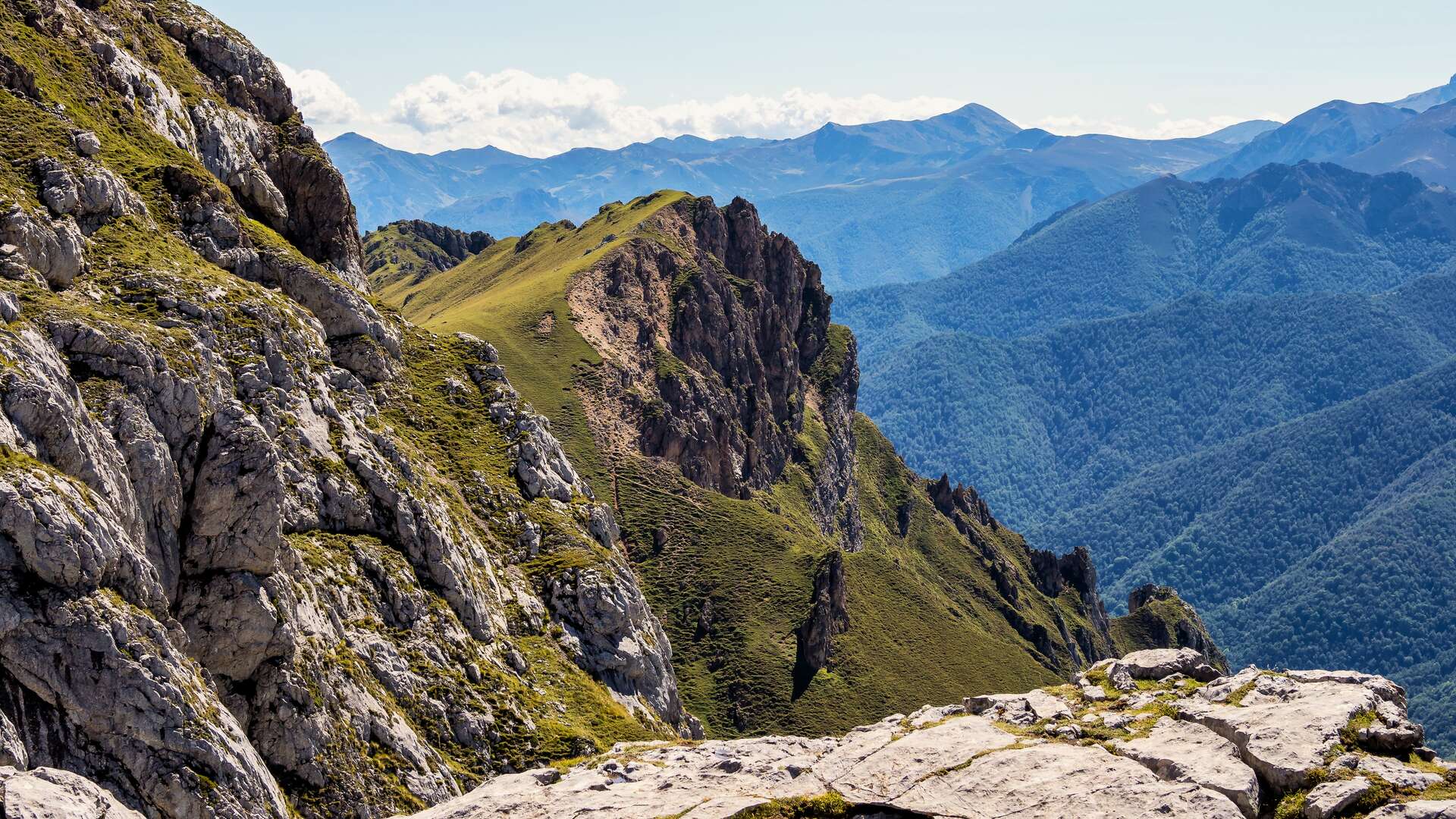 Paisaje de alta montaña en los Picos de Europa, por donde avanza el Camino Vadiniense entre el valle del Deva, Espinama y Fuente Dé. | Dreamstime