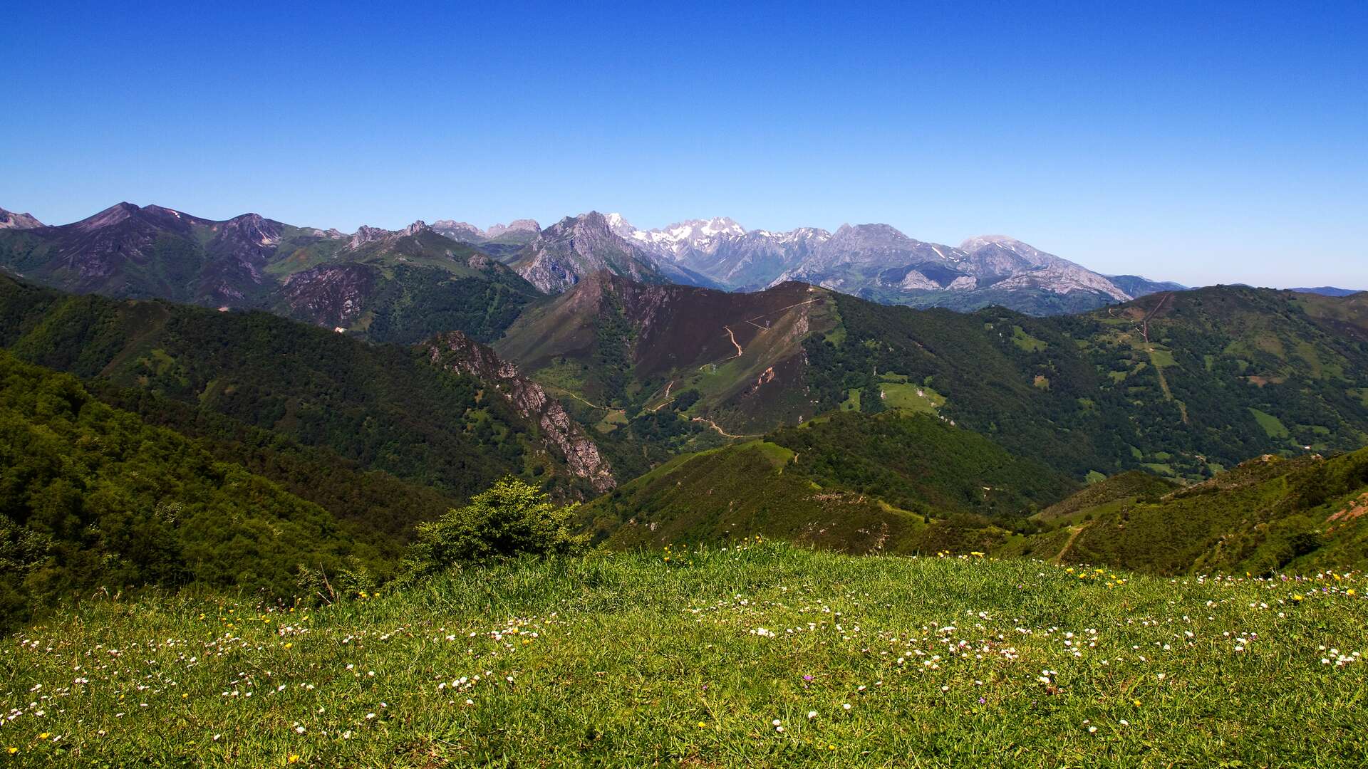Panorámica de la Cordillera Cantábrica desde el entorno del puerto de Pajares, uno de los tramos más exigentes del Camino del Salvador. | Dreamstime