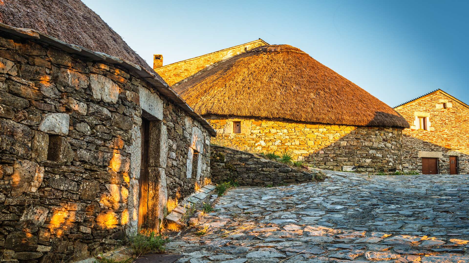 Pallozas tradicionales de O Cebreiro, localidad que recibe a los peregrinos tras una de las subidas más emblemáticas del Camino Francés. | Shutterstock