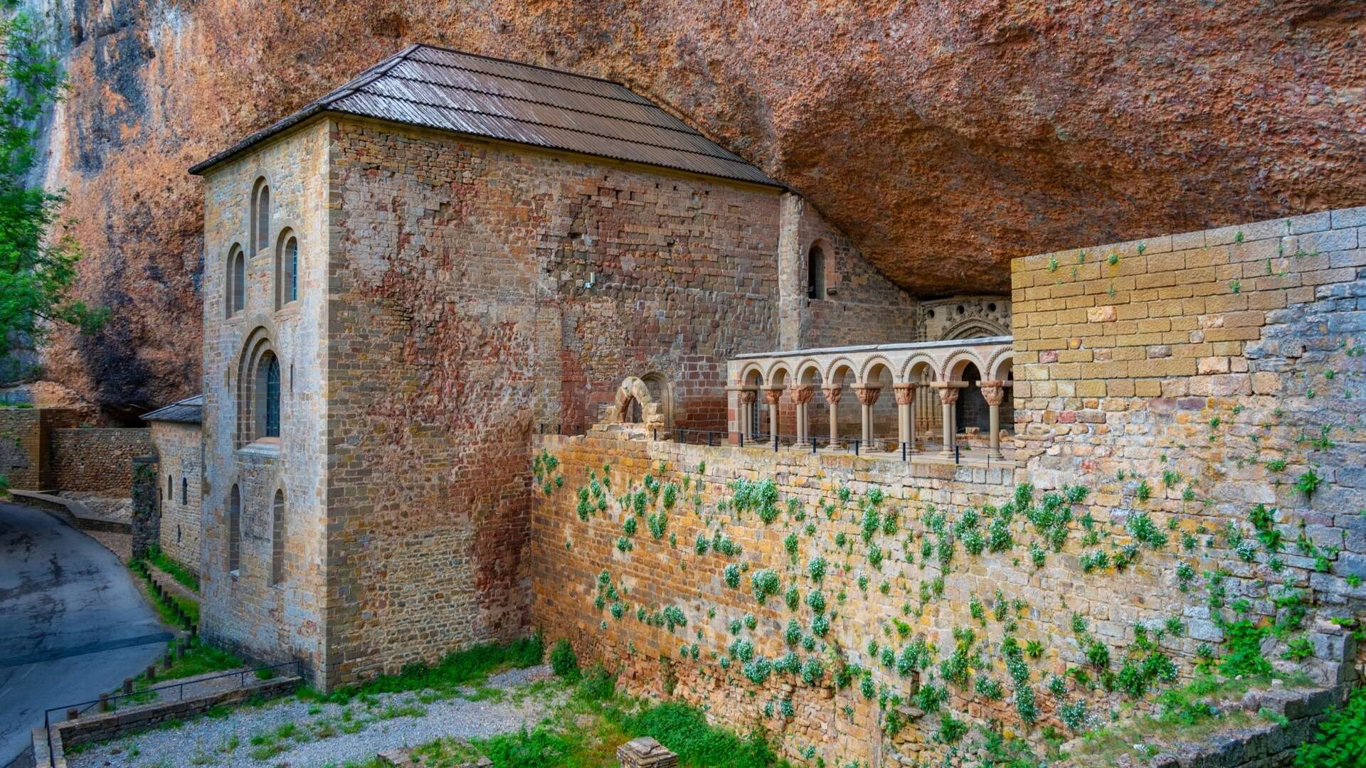 Monasterio Viejo de San Juan de la Peña, construido bajo una gran pared rocosa y alcanzado mediante una exigente variante del Camino Aragonés. | Shutterstock