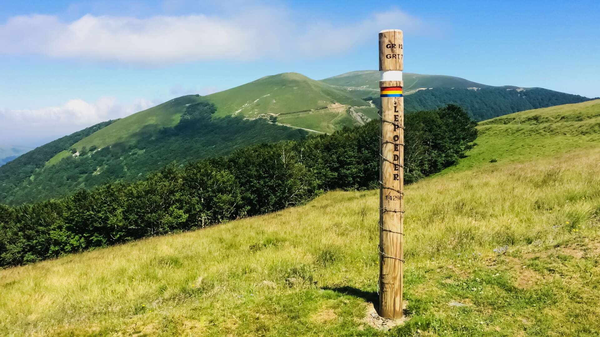 Poste señalizador del collado de Lepoeder, a 1.429 metros de altitud, en la Ruta de Napoleón del Camino Francés. | Dreamstime