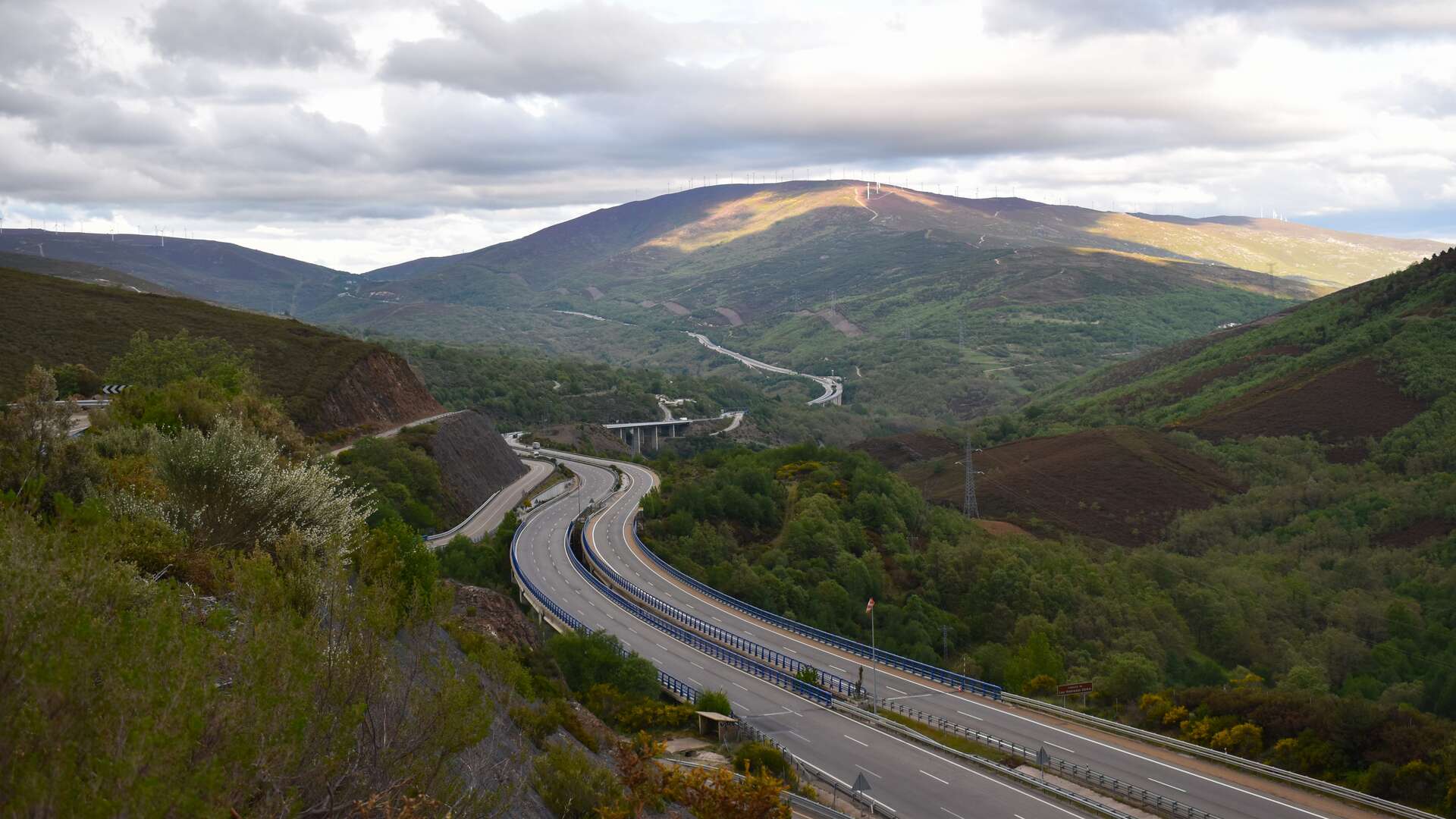 Vista del valle de Lubián y la portela de Padornelo, uno de los pasos montañosos más destacados del Camino Sanabrés. | Estevoaei, Wikimedia