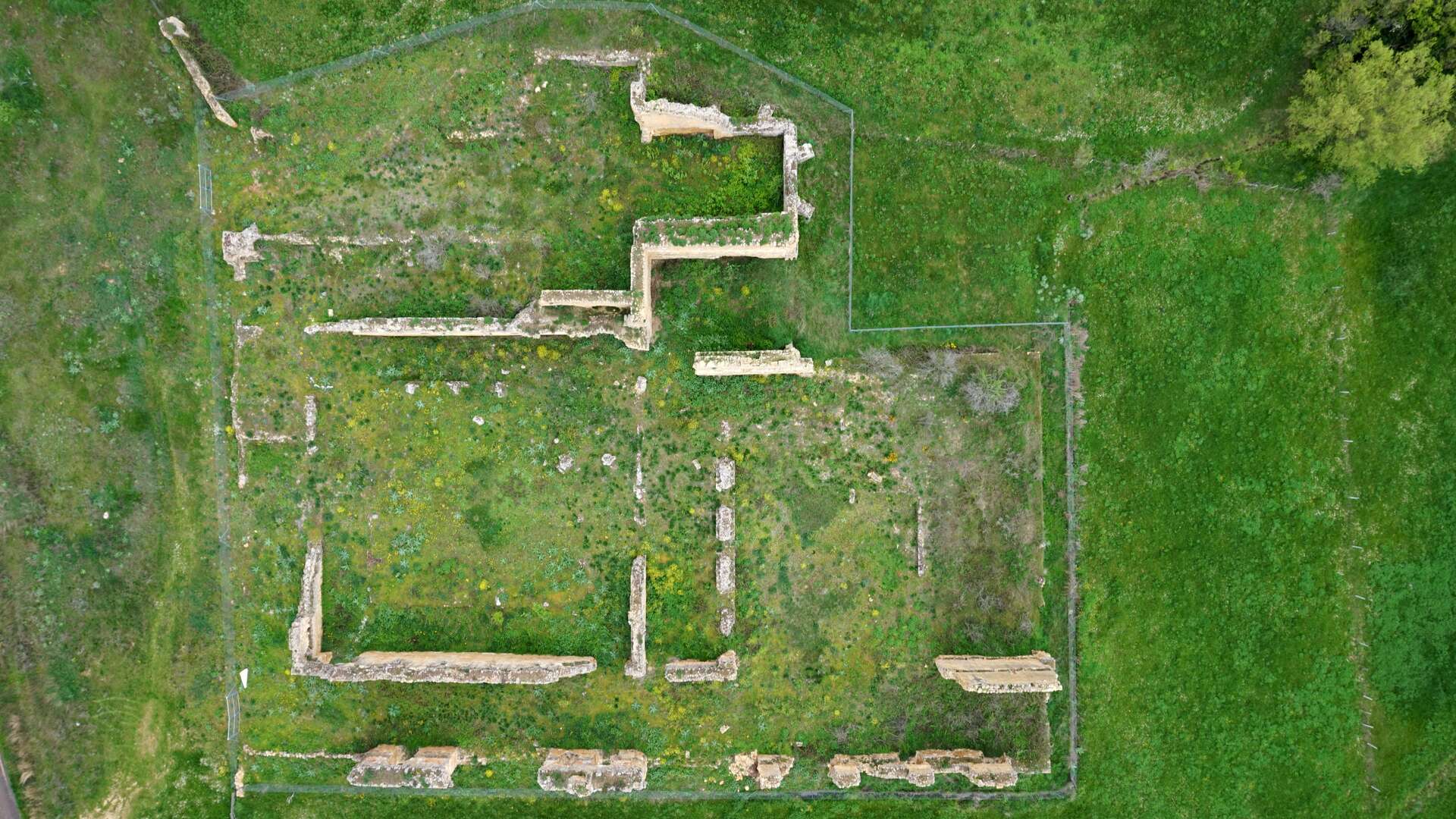 Vista aérea de las ruinas del monasterio de San Pedro de Eslonza en Santa Olaja de Eslonza