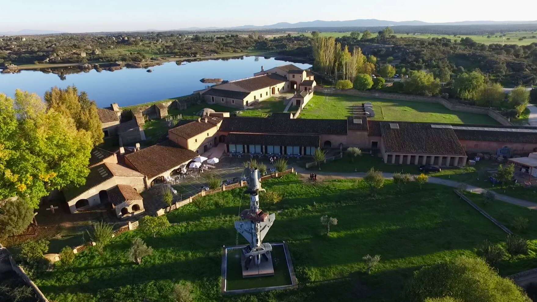 Museo Vostell Malpartida junto a un embalse en Los Barruecos. | Creambutter, Wikimedia